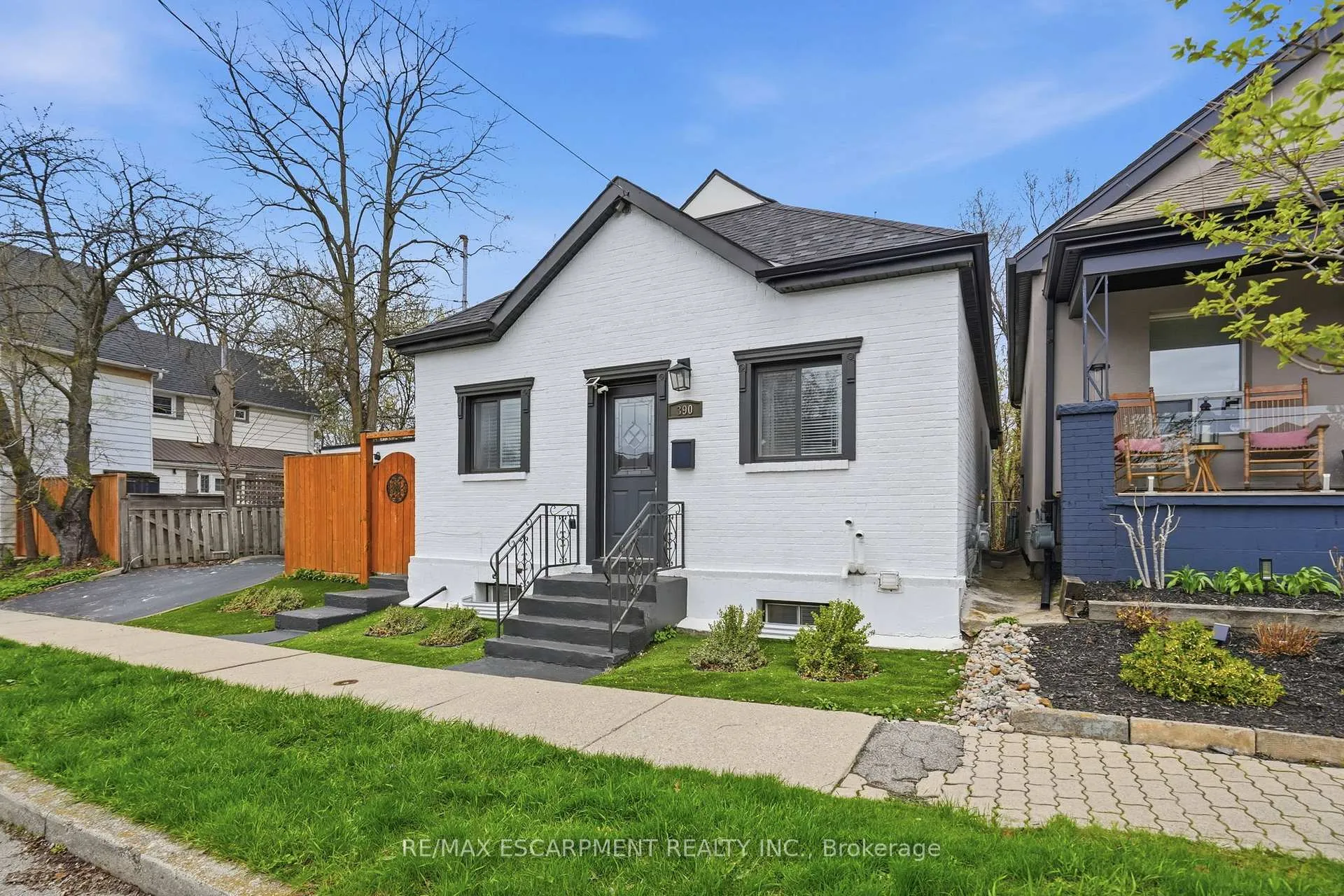 Front of 390 Hunter Street W