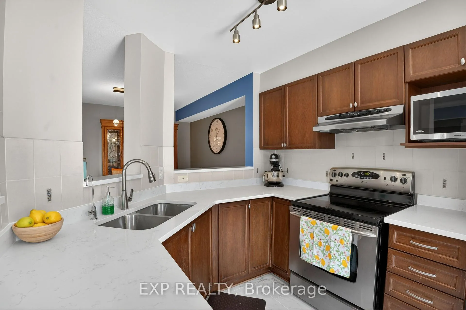 Photo 9 of 301 Brigitta Street, Ottawa, Kanata - Emerald Meadows/Trailwest — HOMEH