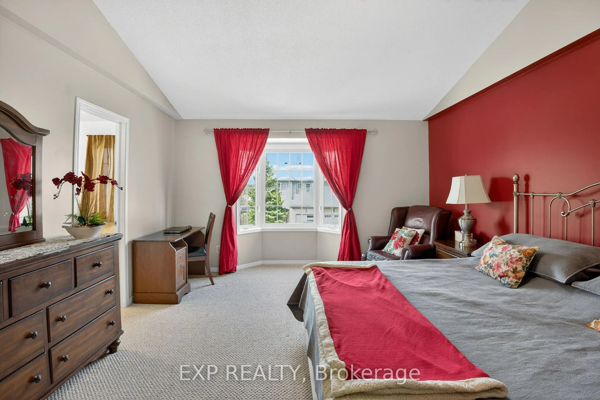 Photo 10 of 301 Brigitta Street, Ottawa, Kanata - Emerald Meadows/Trailwest — HOMEH