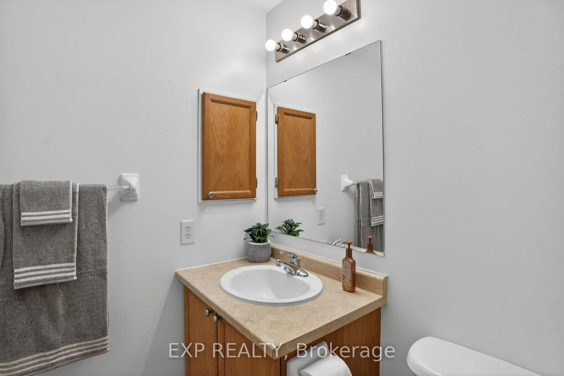 Photo 16 of 301 Brigitta Street, Ottawa, Kanata - Emerald Meadows/Trailwest — HOMEH