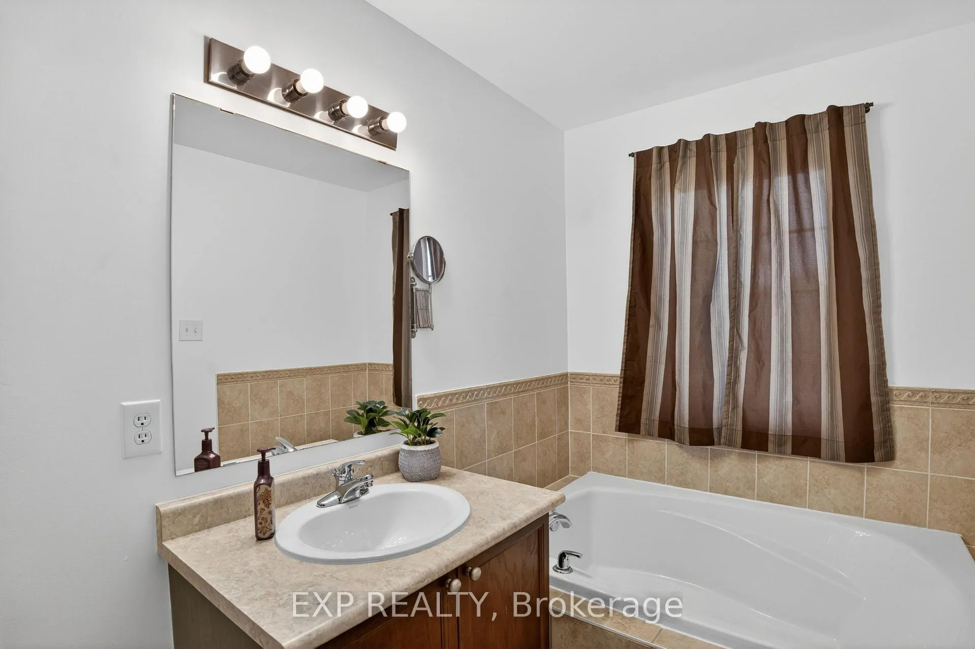 Photo 18 of 301 Brigitta Street, Ottawa, Kanata - Emerald Meadows/Trailwest — HOMEH