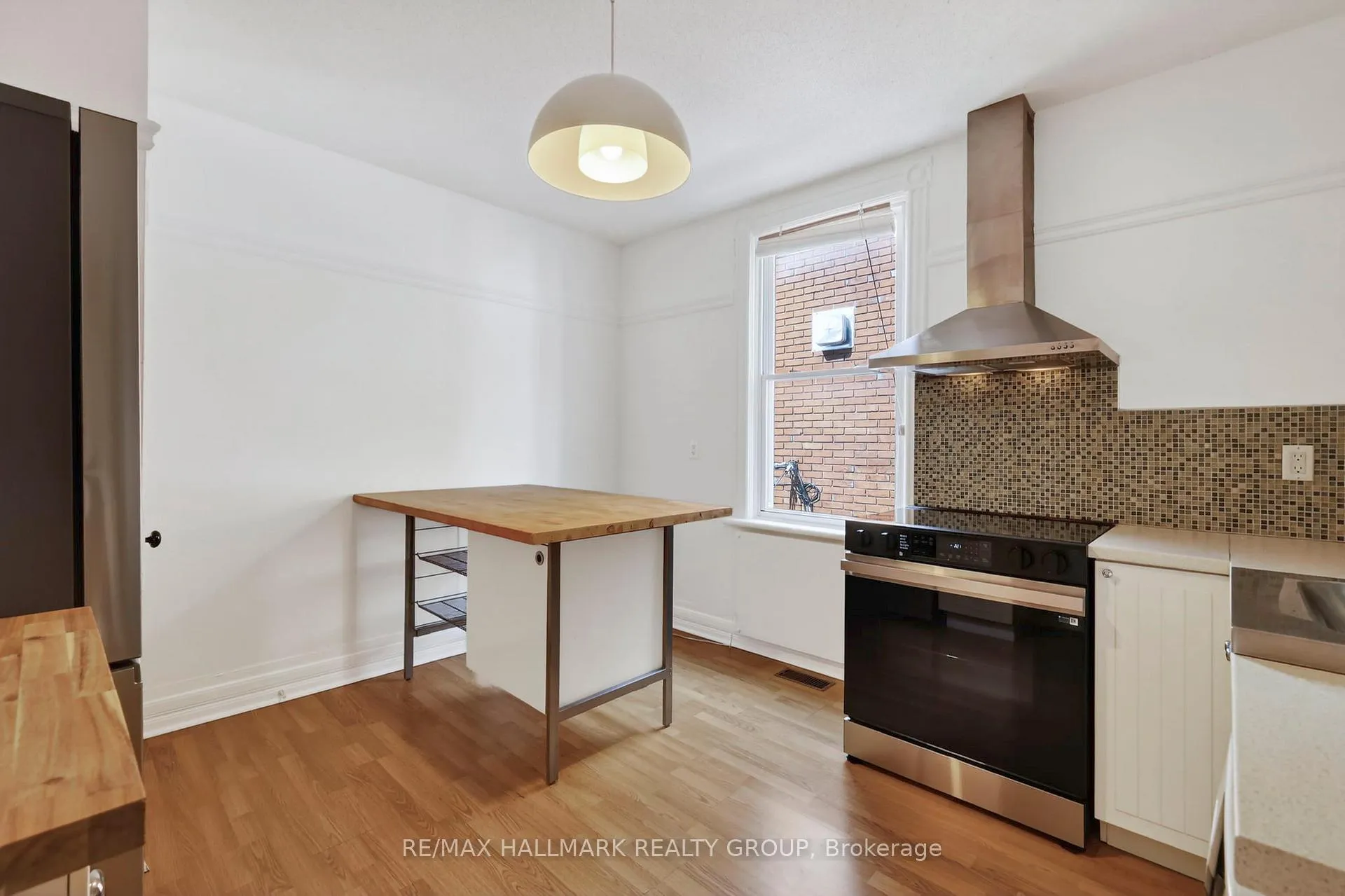 Photo 5 of 380 Booth Street, Ottawa, West Centre Town — HOMEH