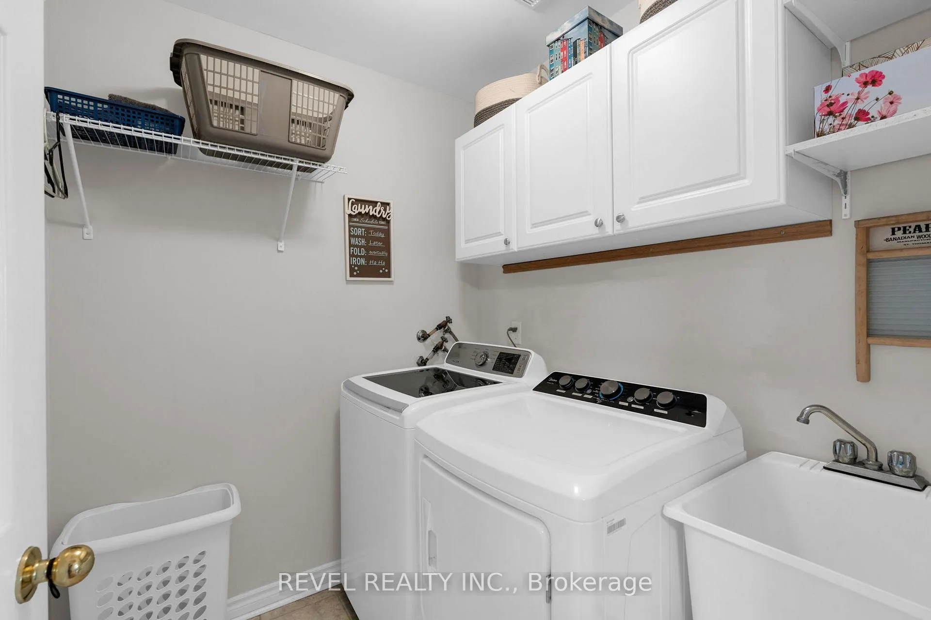 Photo 10 of 28 Dunnett Drive, Barrie, Ardagh — HOMEH