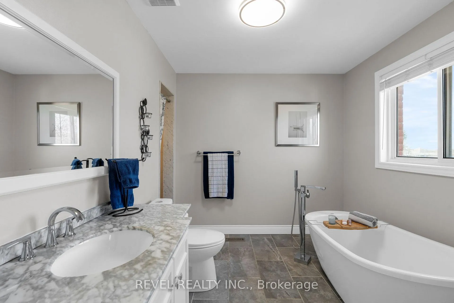 Photo 12 of 28 Dunnett Drive, Barrie, Ardagh — HOMEH