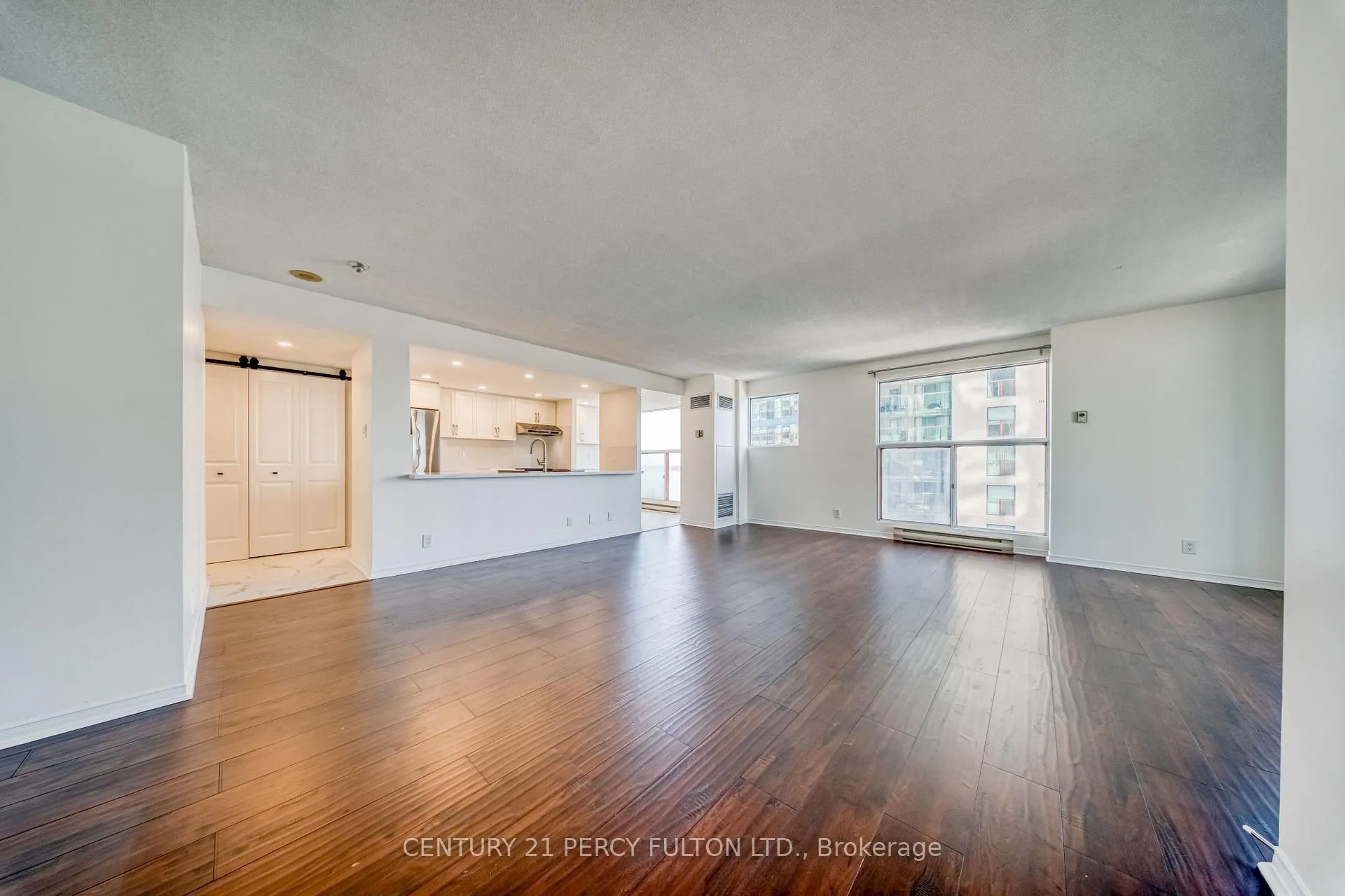 Photo 8 of Unit 1508, 77 Harbour Square, Toronto, Waterfront Communities — HOMEH