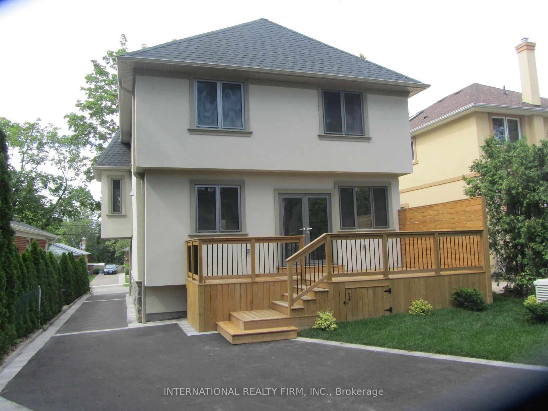 Photo 2 of 33 Cloverhill Road, Etobicoke, Stonegate-Queensway — HOMEH