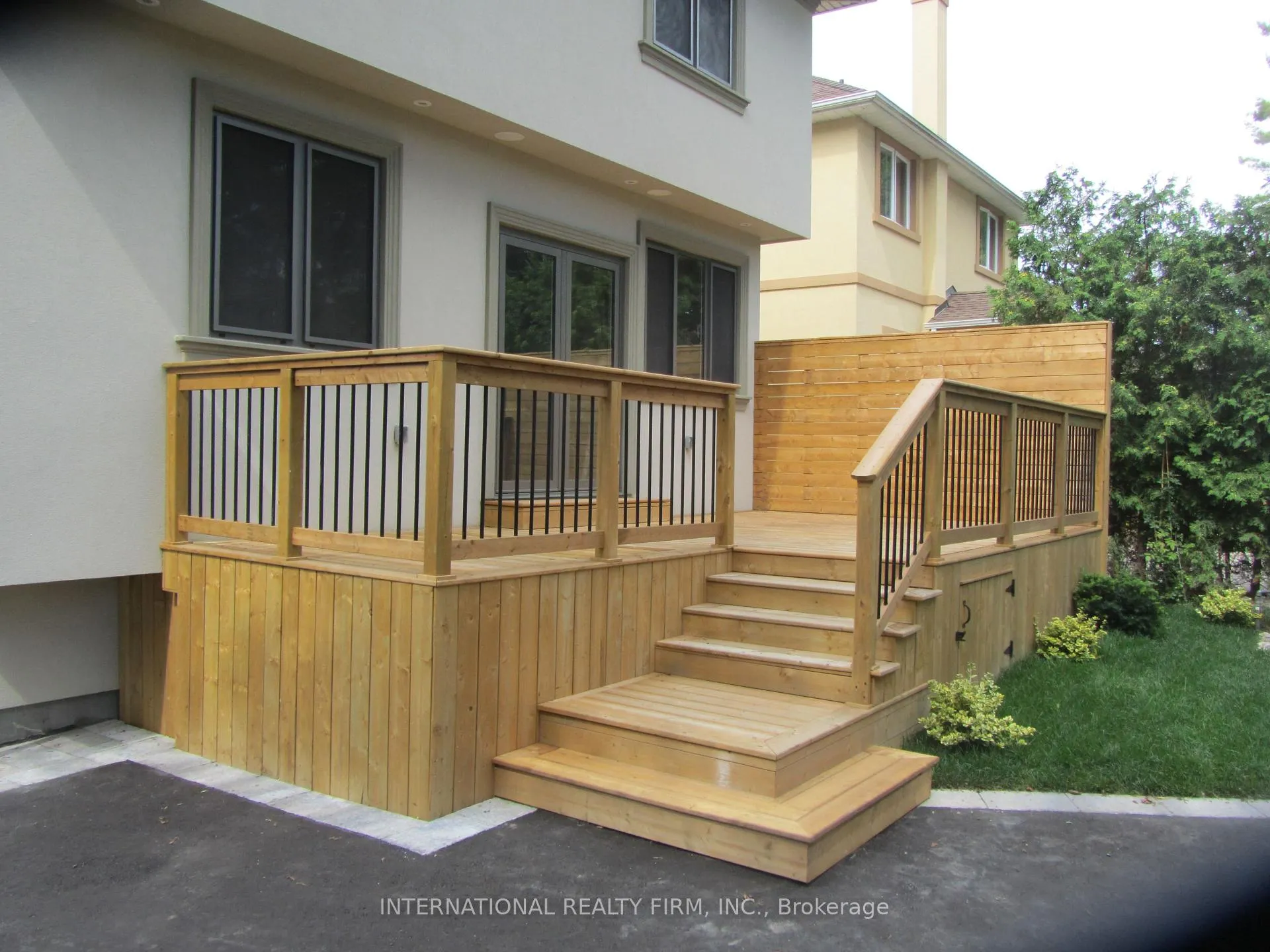 Photo 3 of 33 Cloverhill Road, Etobicoke, Stonegate-Queensway — HOMEH