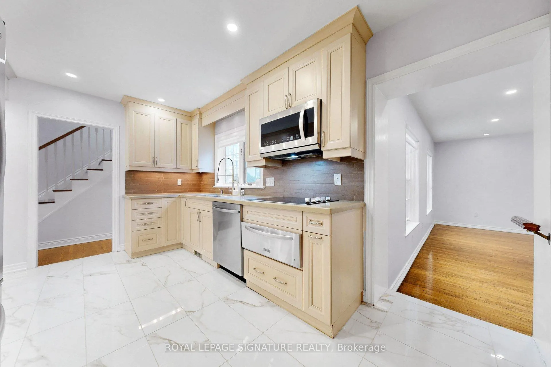Photo 15 of 24 Laureleaf Road, Markham, Bayview Glen — HOMEH