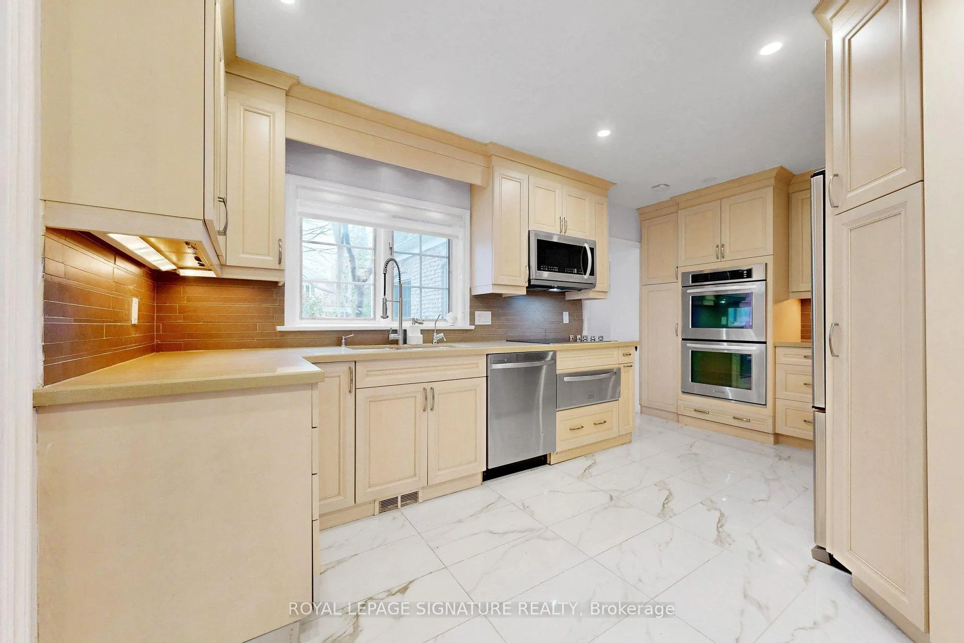 Photo 16 of 24 Laureleaf Road, Markham, Bayview Glen — HOMEH
