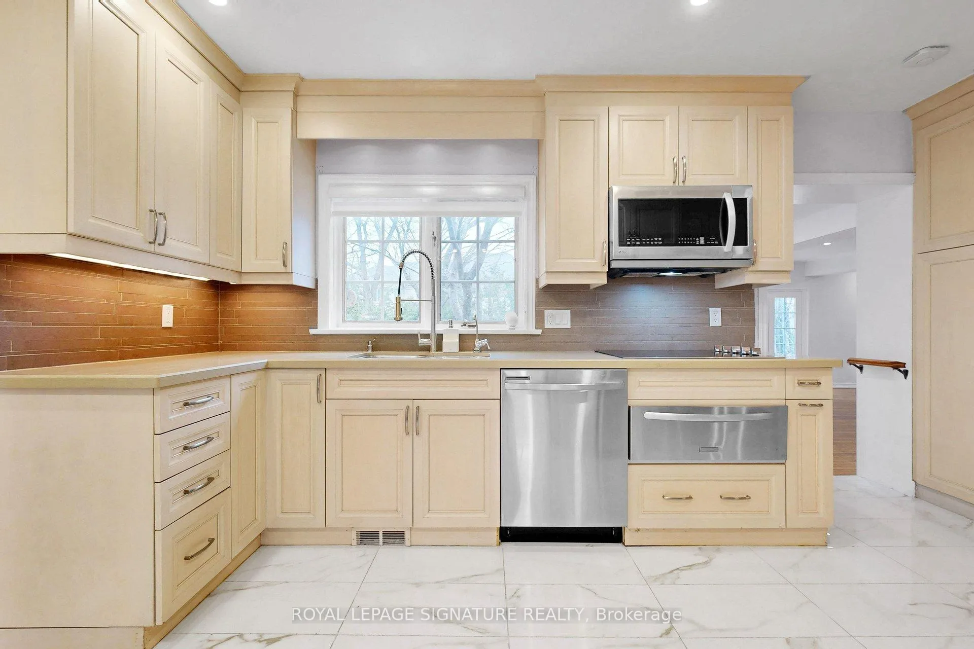 Photo 17 of 24 Laureleaf Road, Markham, Bayview Glen — HOMEH