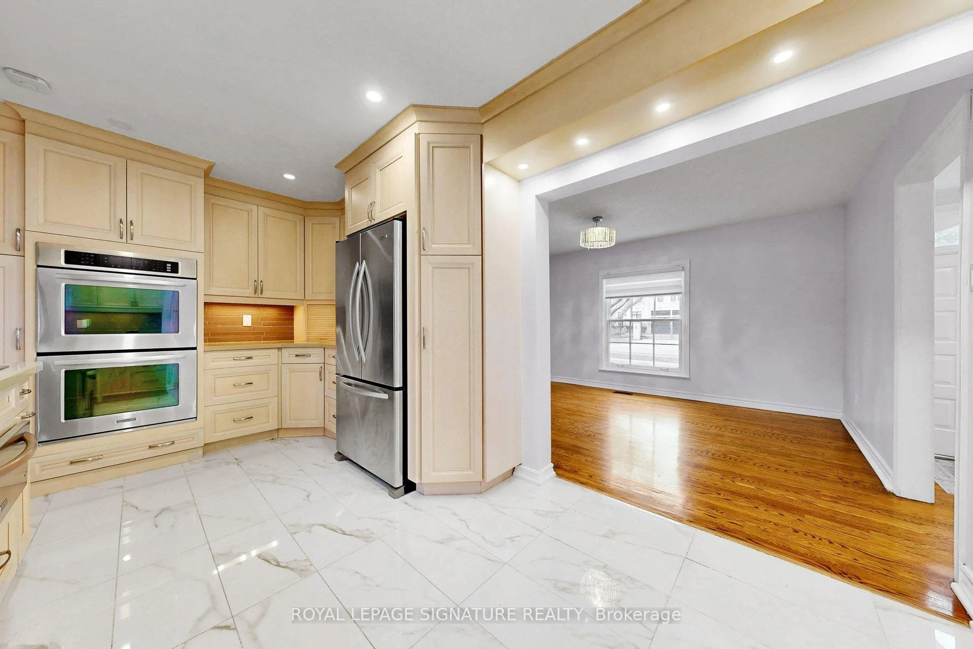 Photo 18 of 24 Laureleaf Road, Markham, Bayview Glen — HOMEH