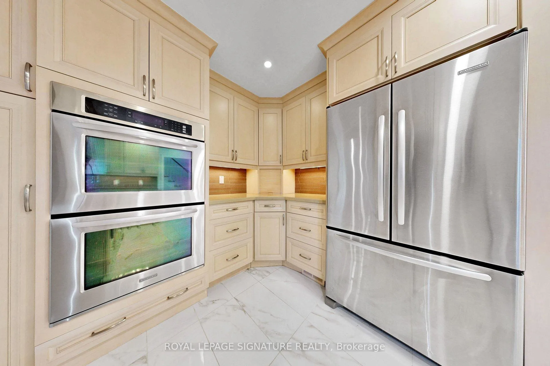 Photo 19 of 24 Laureleaf Road, Markham, Bayview Glen — HOMEH