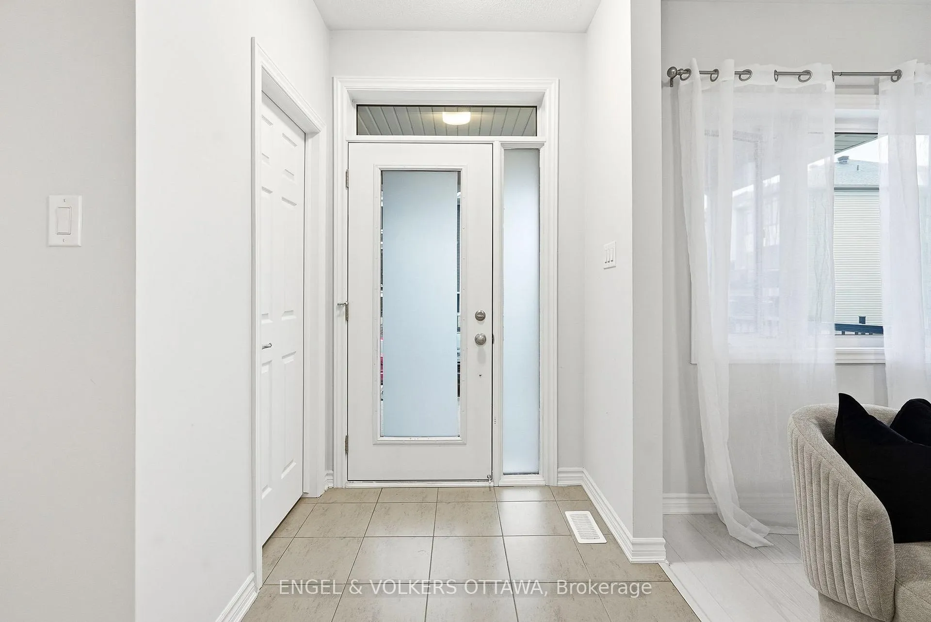 Photo 3 of 135 Anthracite Private, Ottawa, Barrhaven - Heritage Park — HOMEH