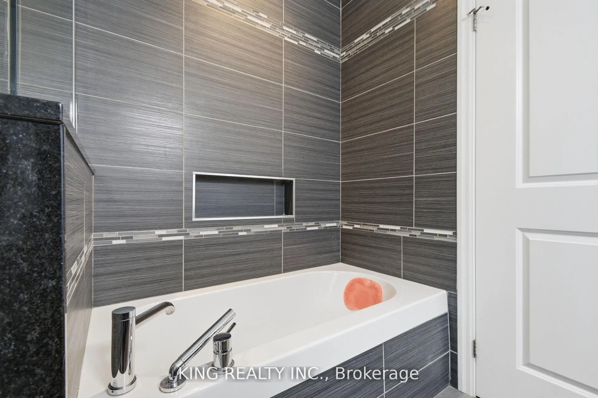 Photo 28 of 914 Ellrose Avenue, Windsor — HOMEH