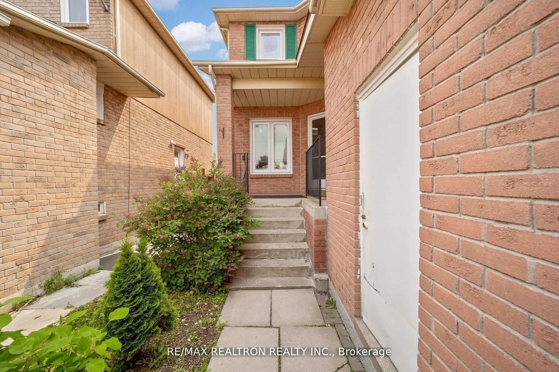 Photo 5 of 1632 Fairfield Crescent, Pickering, Village East — HOMEH