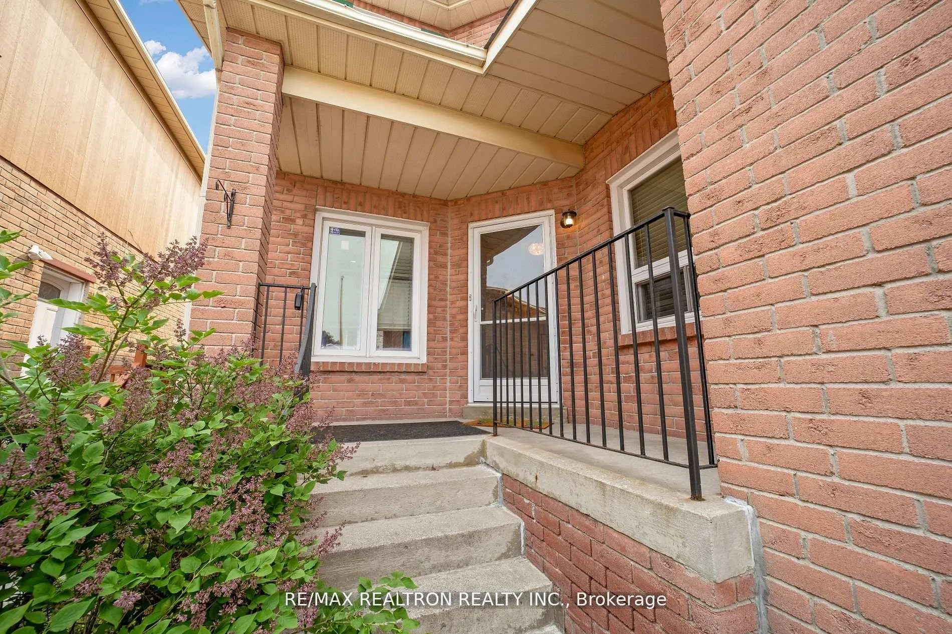 Photo 6 of 1632 Fairfield Crescent, Pickering, Village East — HOMEH