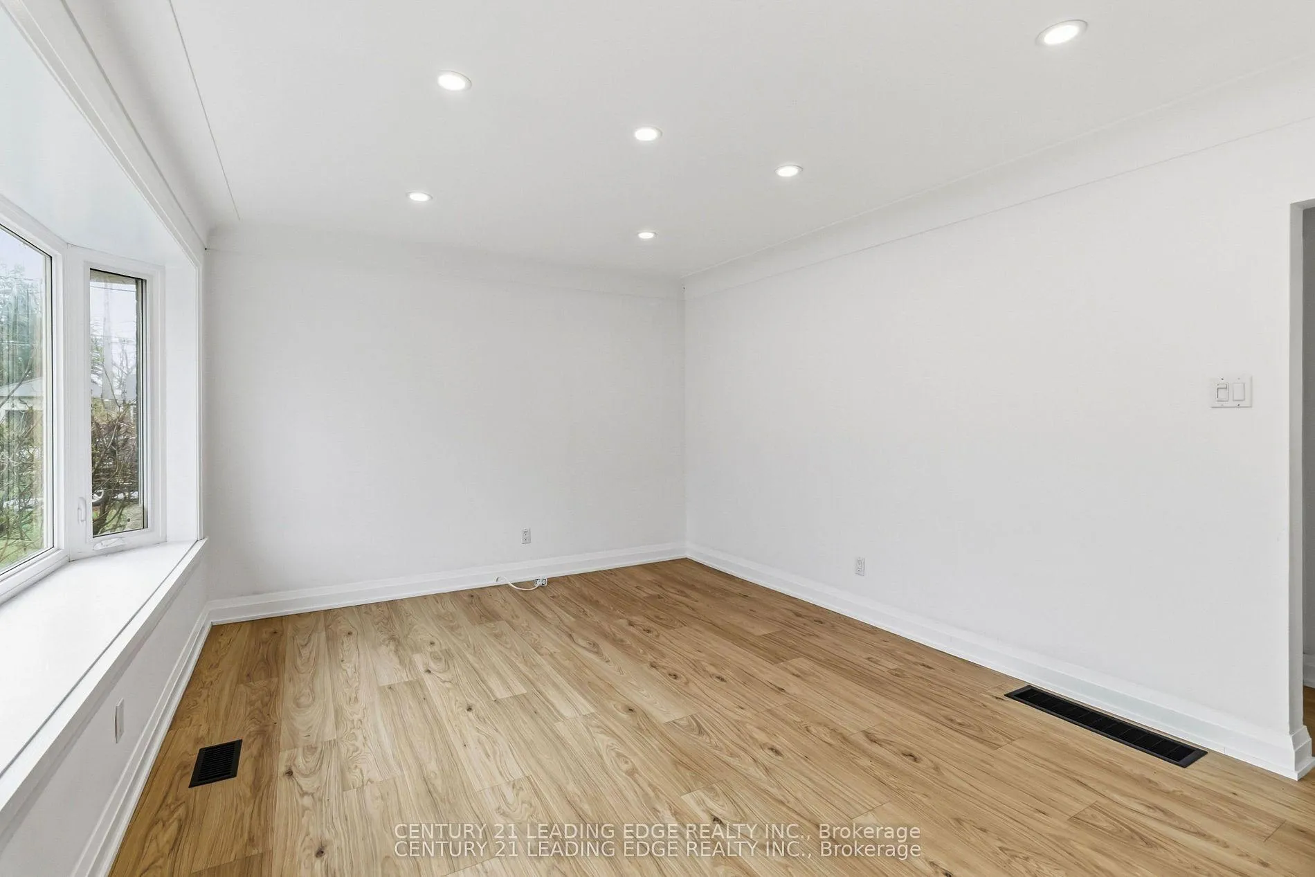 Photo 5 of 623 Wickens Avenue, Burlington, LaSalle — HOMEH