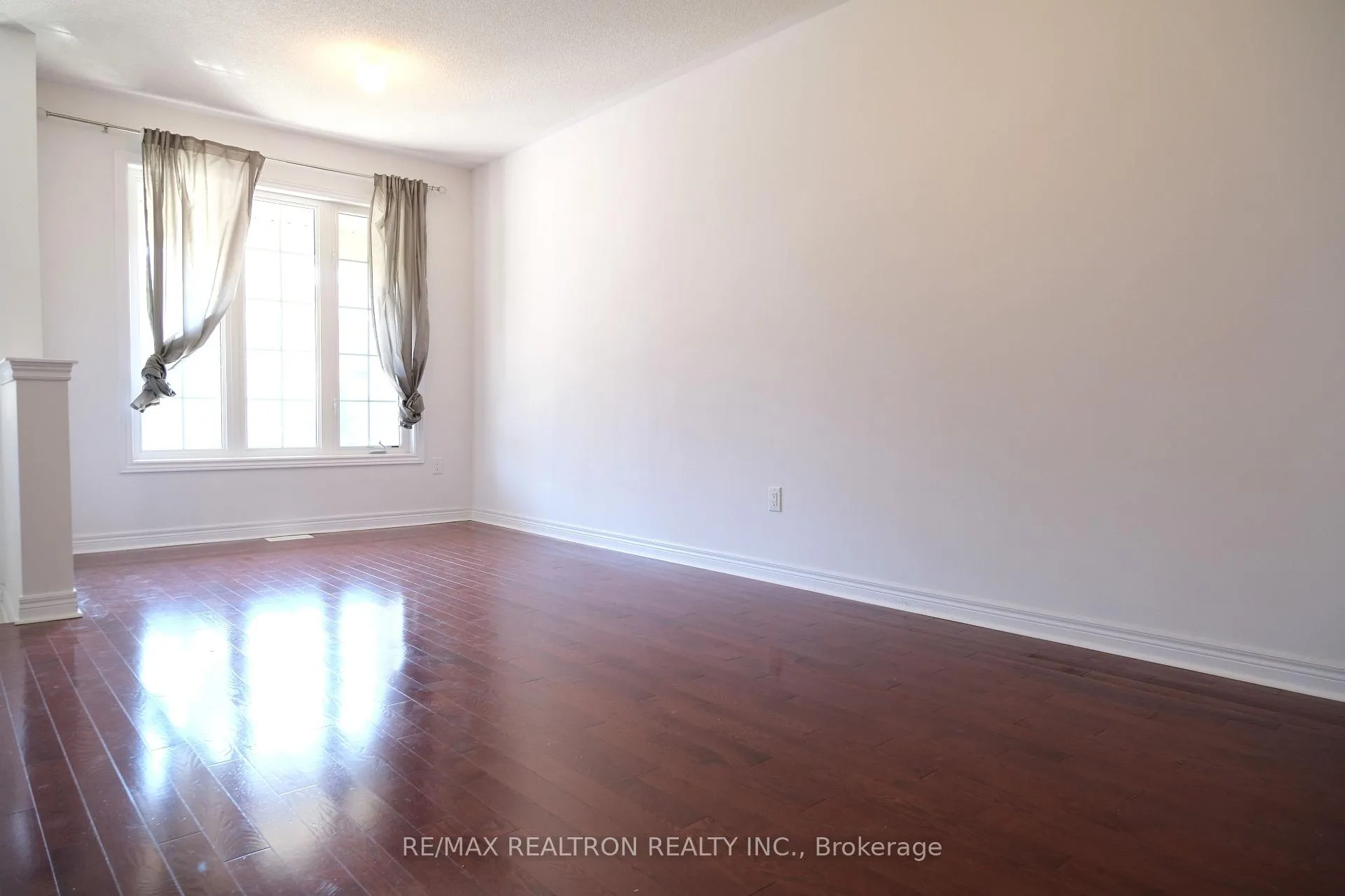 Photo 6 of 8 James Glover Drive, Markham, Berczy — HOMEH