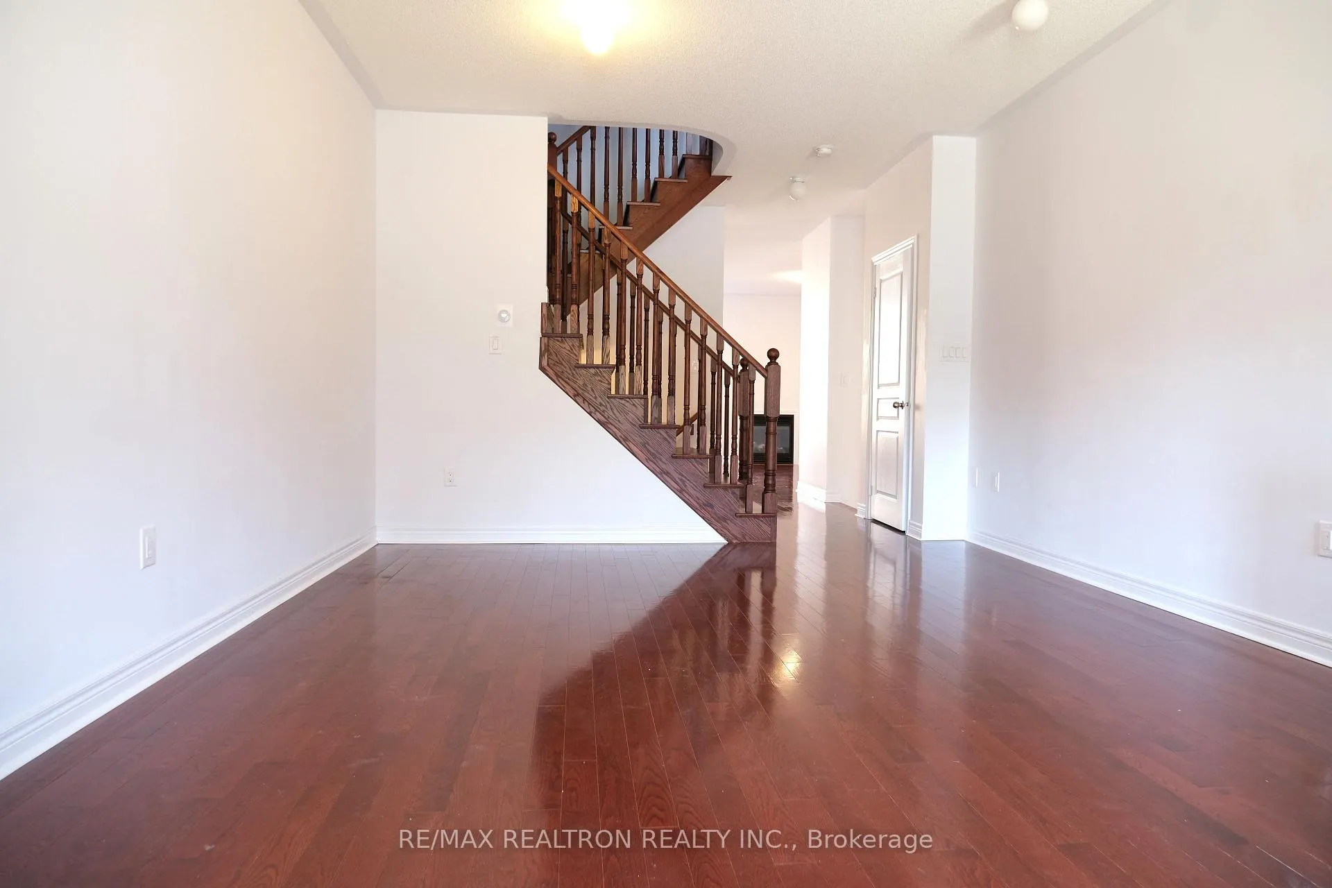 Photo 9 of 8 James Glover Drive, Markham, Berczy — HOMEH