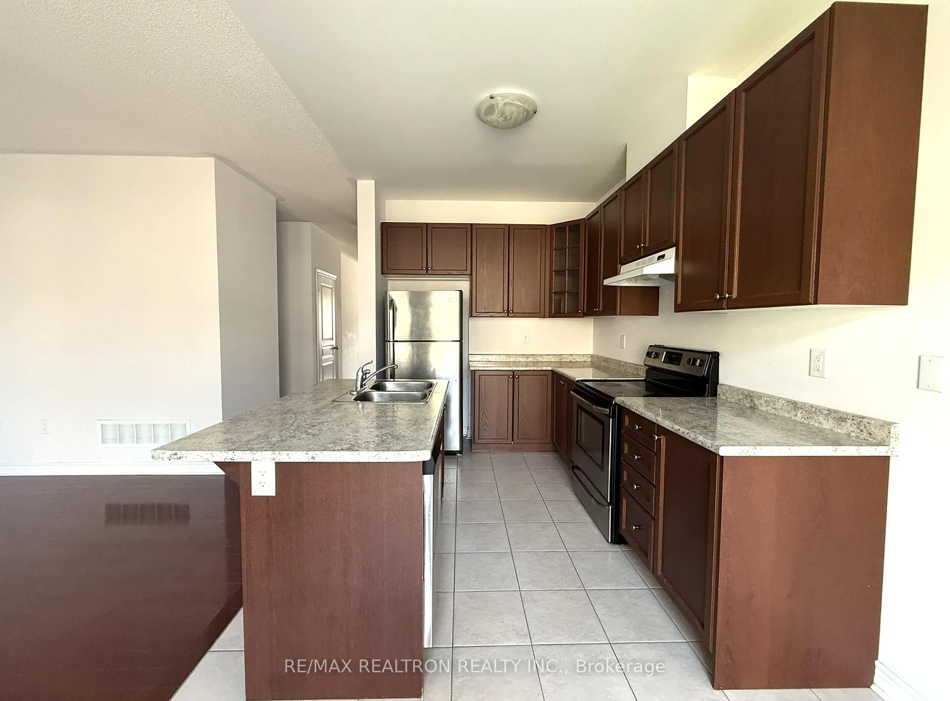 Photo 12 of 8 James Glover Drive, Markham, Berczy — HOMEH