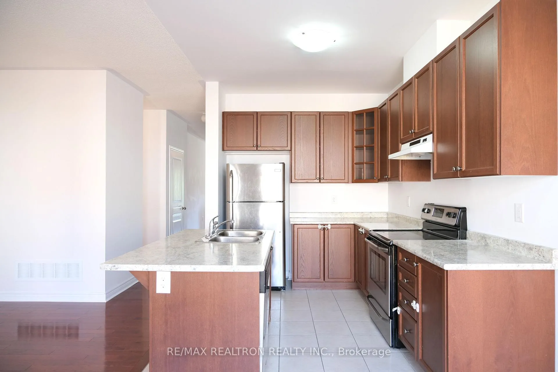 Photo 13 of 8 James Glover Drive, Markham, Berczy — HOMEH