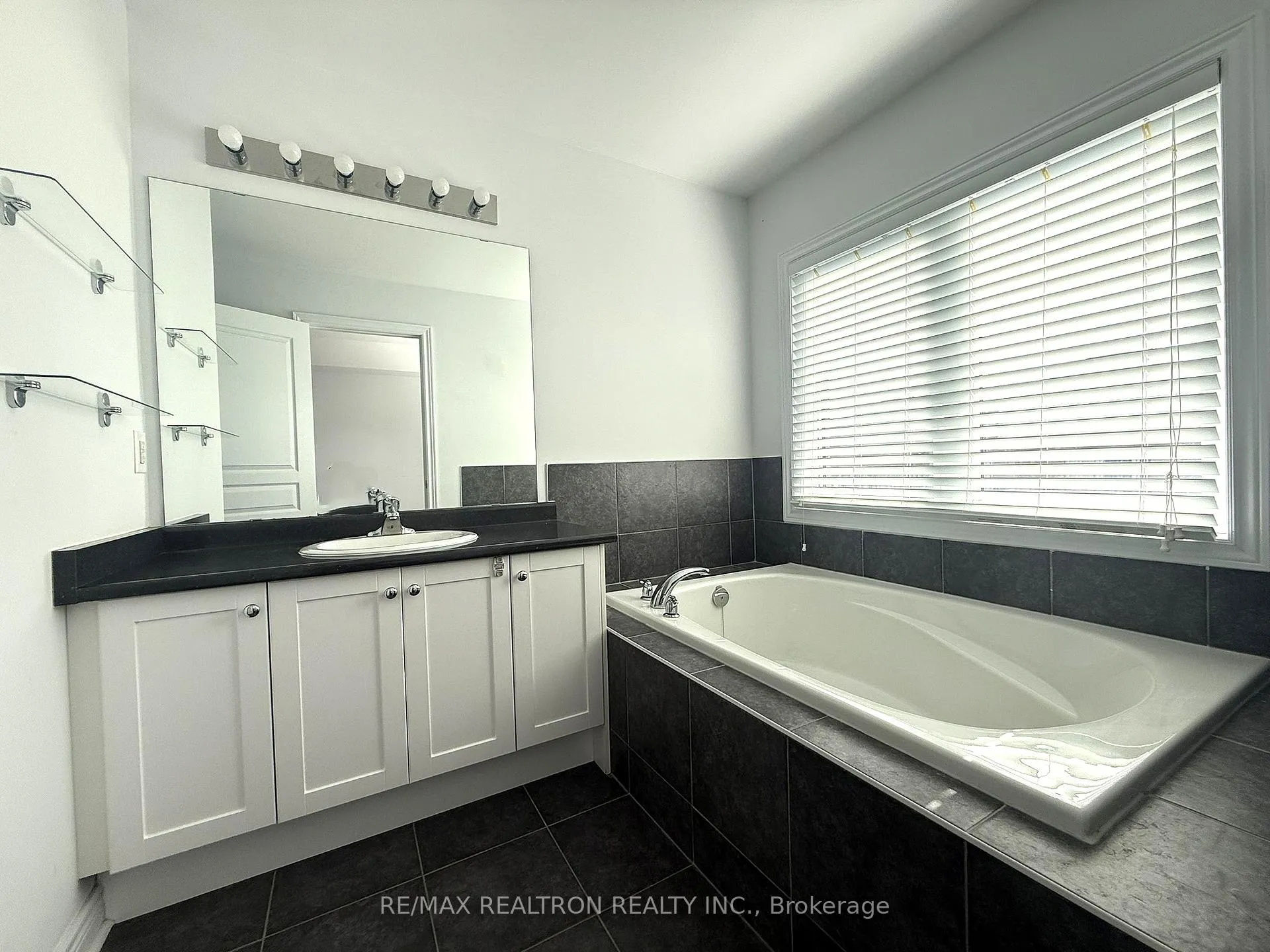 Photo 22 of 8 James Glover Drive, Markham, Berczy — HOMEH