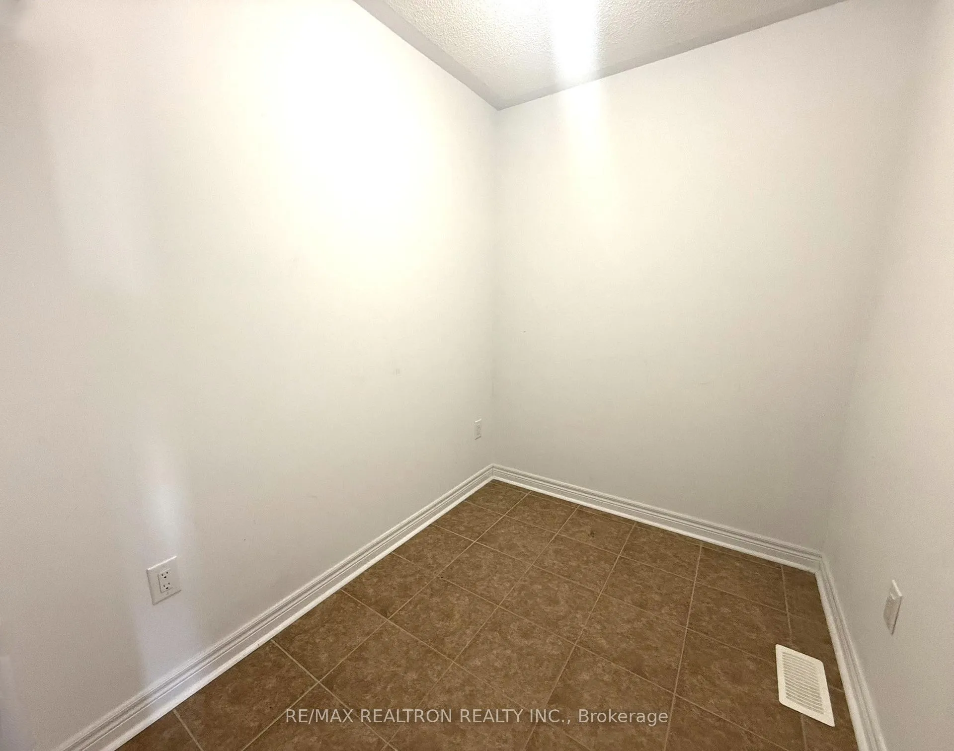 Photo 29 of 8 James Glover Drive, Markham, Berczy — HOMEH
