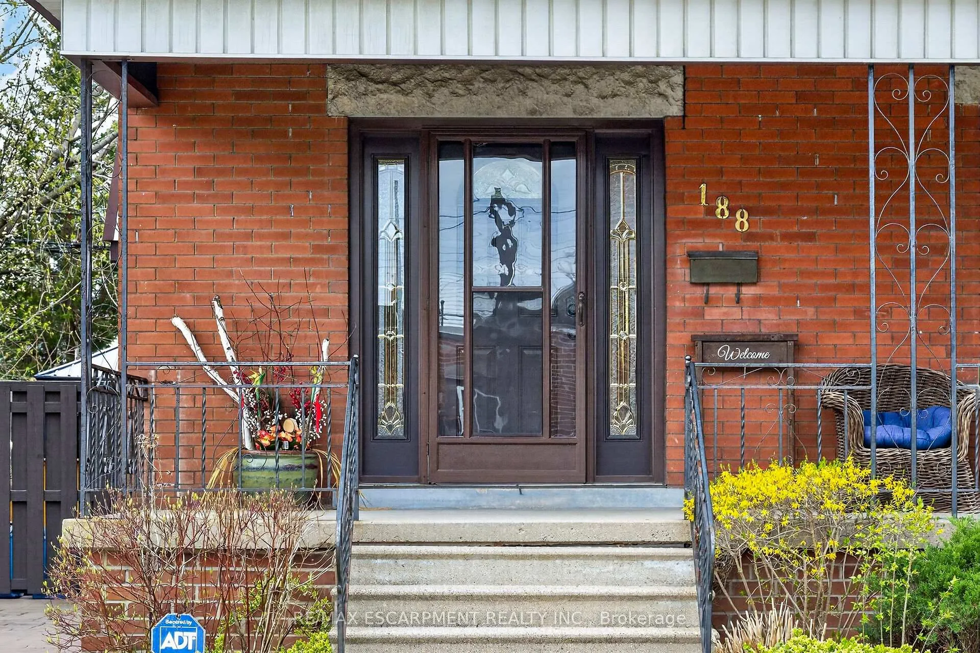 Photo 3 of 188 Park Row S, Hamilton, Delta — HOMEH