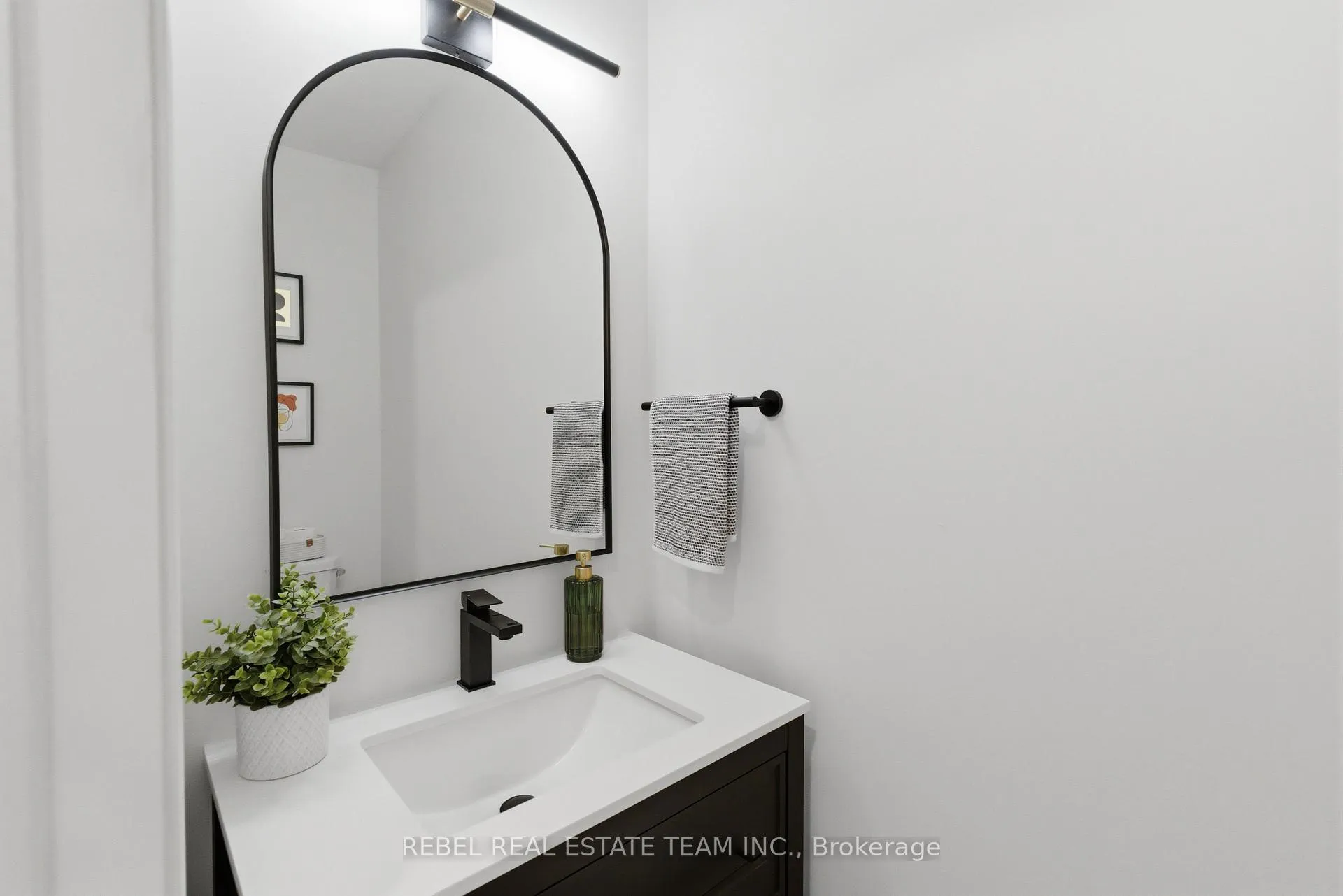 Photo 5 of 15 William Fair Drive, Clarington, Bowmanville — HOMEH