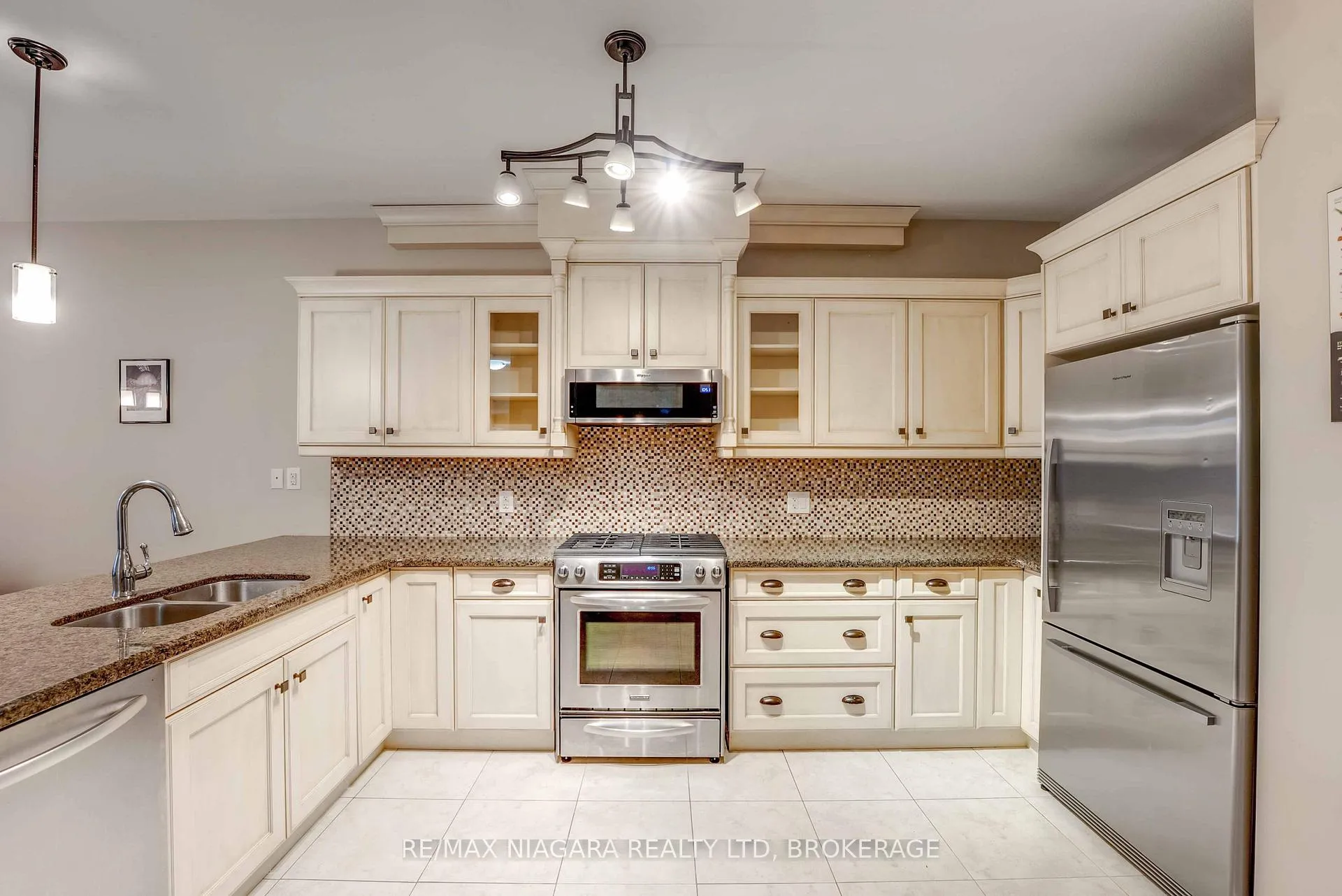 Photo 4 of 24 Emerald Common, St. Catharines, Lakeshore — HOMEH