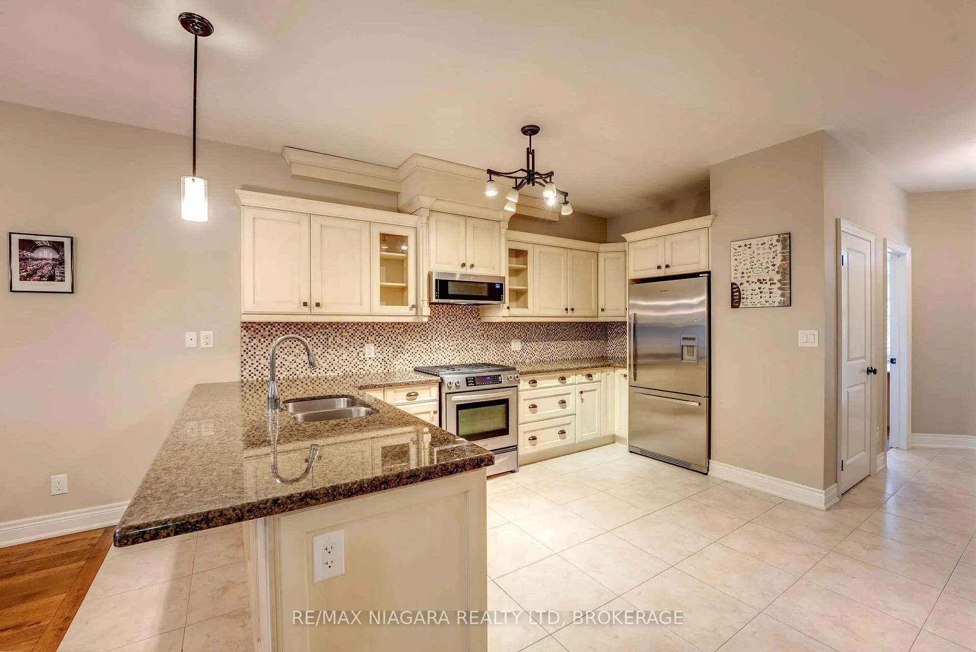 Photo 5 of 24 Emerald Common, St. Catharines, Lakeshore — HOMEH
