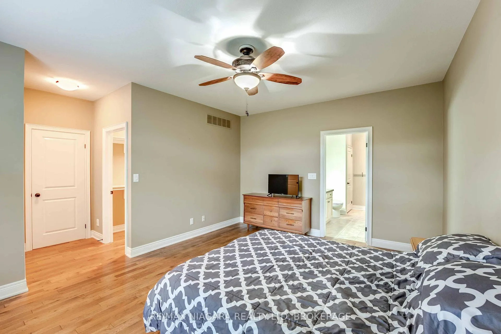 Photo 11 of 24 Emerald Common, St. Catharines, Lakeshore — HOMEH