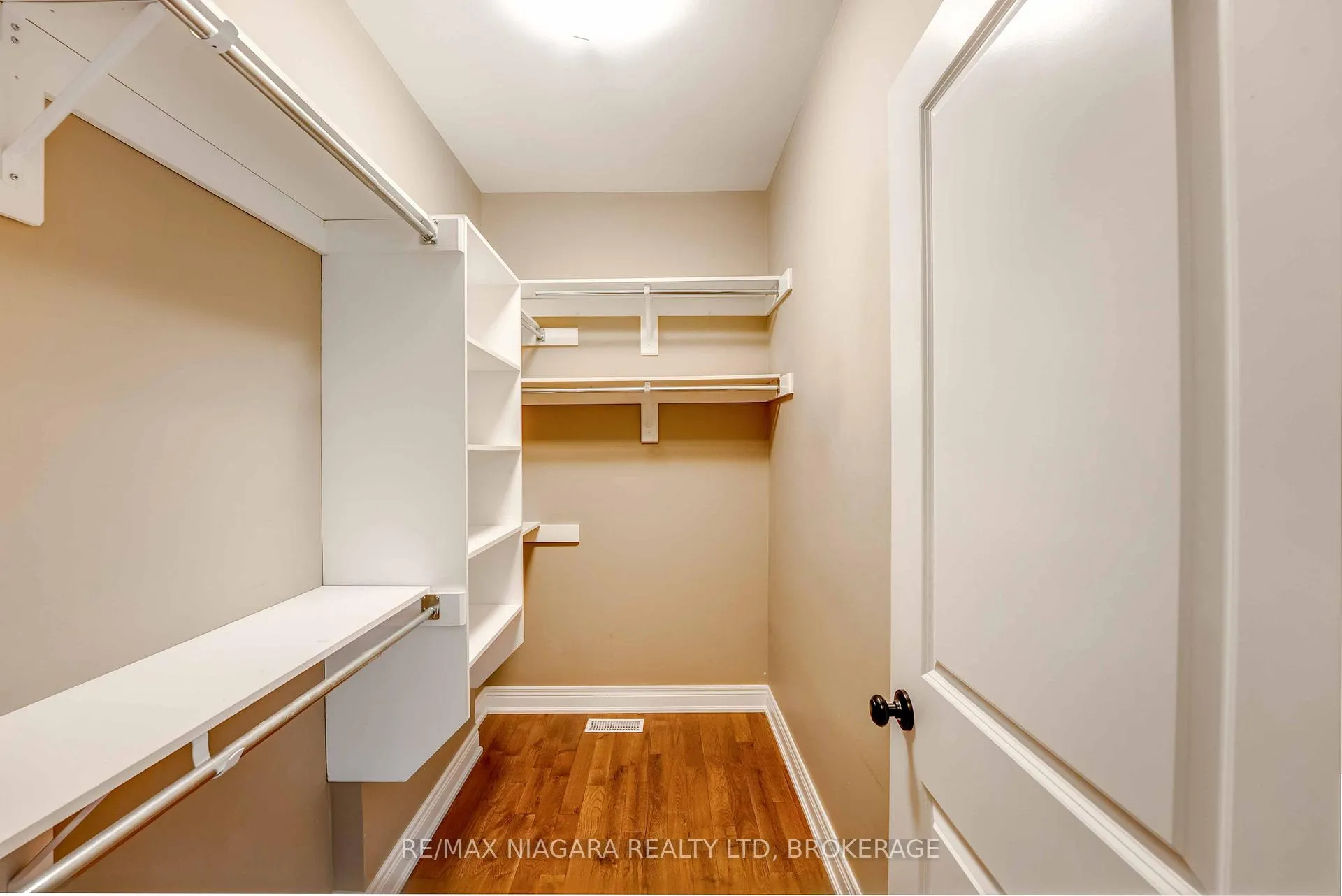 Photo 12 of 24 Emerald Common, St. Catharines, Lakeshore — HOMEH