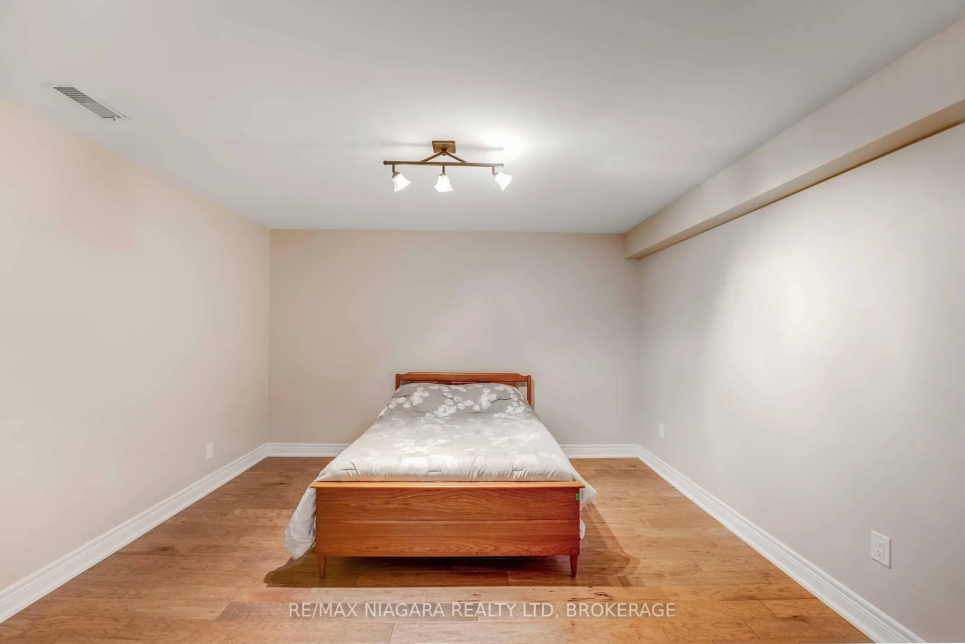 Photo 21 of 24 Emerald Common, St. Catharines, Lakeshore — HOMEH