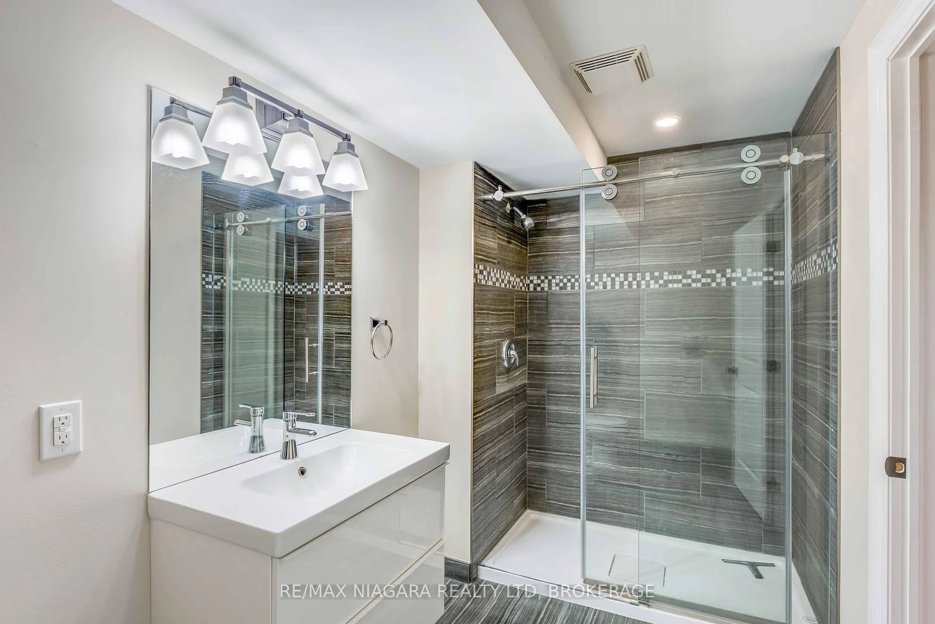 Photo 24 of 24 Emerald Common, St. Catharines, Lakeshore — HOMEH