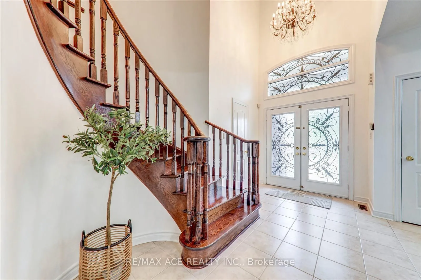 Photo 5 of 46 Purebrook Crescent, Brampton, Brampton East — HOMEH