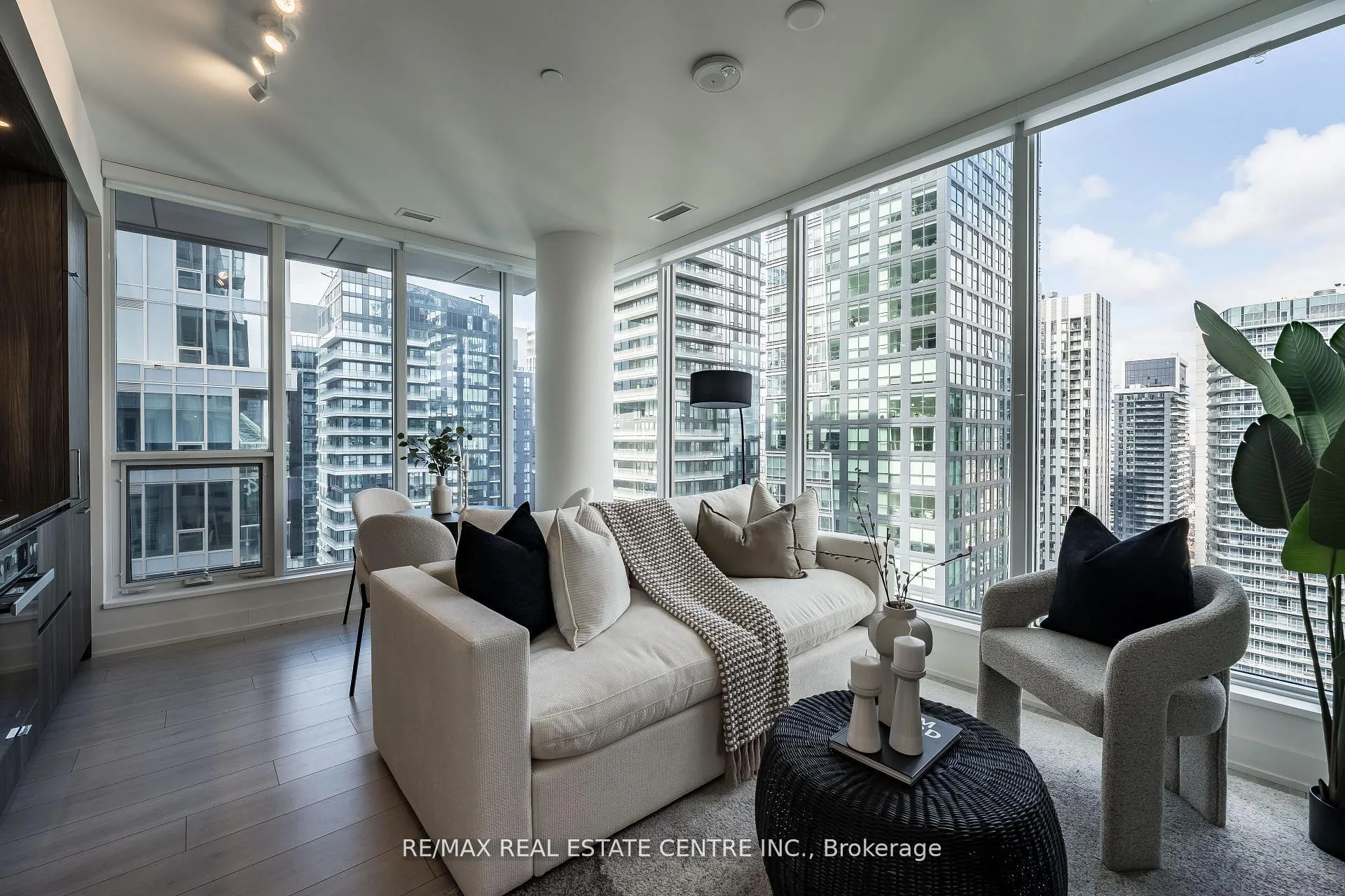 Photo 9 of Unit 3504, 15 Mercer Street, Toronto, Waterfront Communities — HOMEH