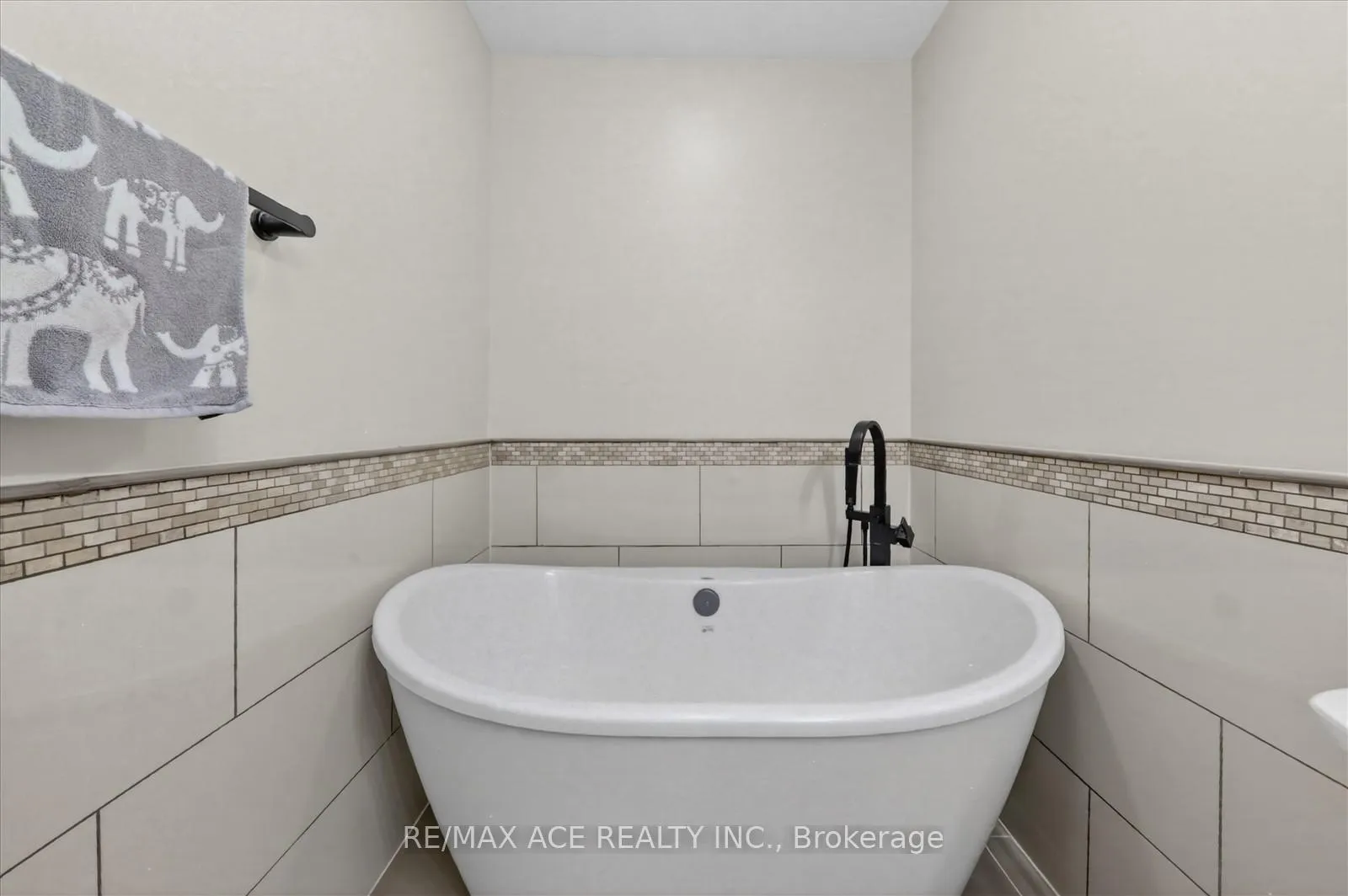 Photo 37 of Unit Main, 12 Smoothwater Terrace, Markham, Box Grove — HOMEH