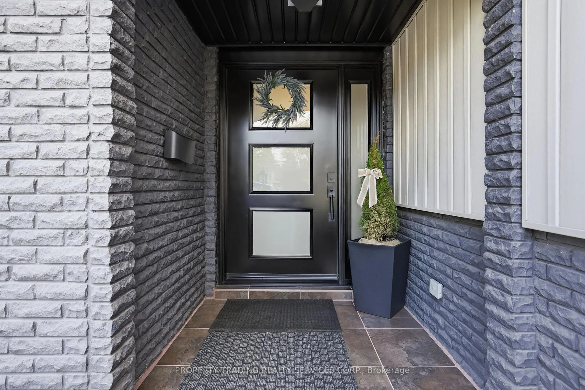Photo 3 of 696 Francis Road, Burlington, LaSalle — HOMEH