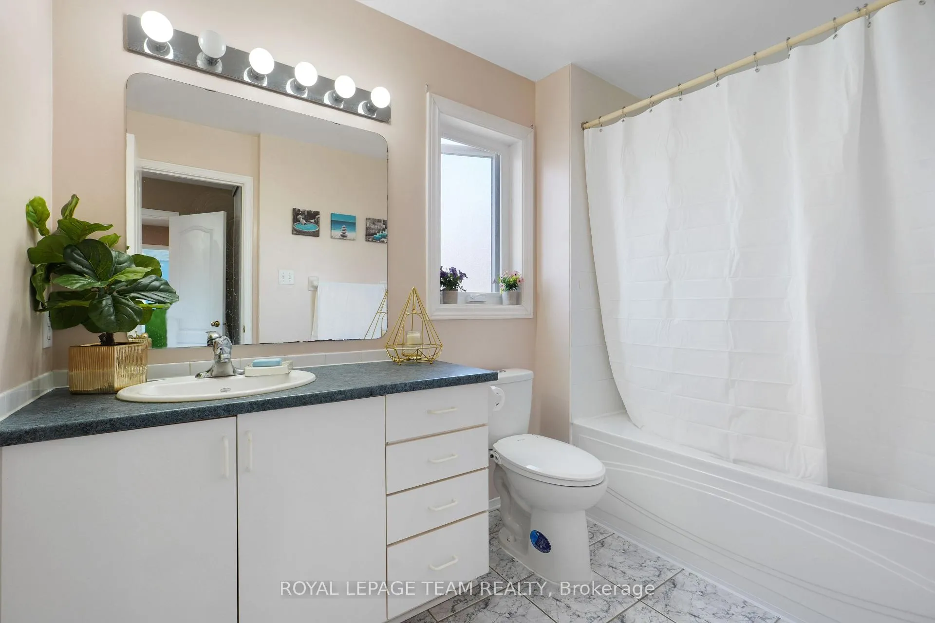 Photo 25 of 29 Apple Creek Crescent, Ottawa, Kanata - Emerald Meadows/Trailwest — HOMEH
