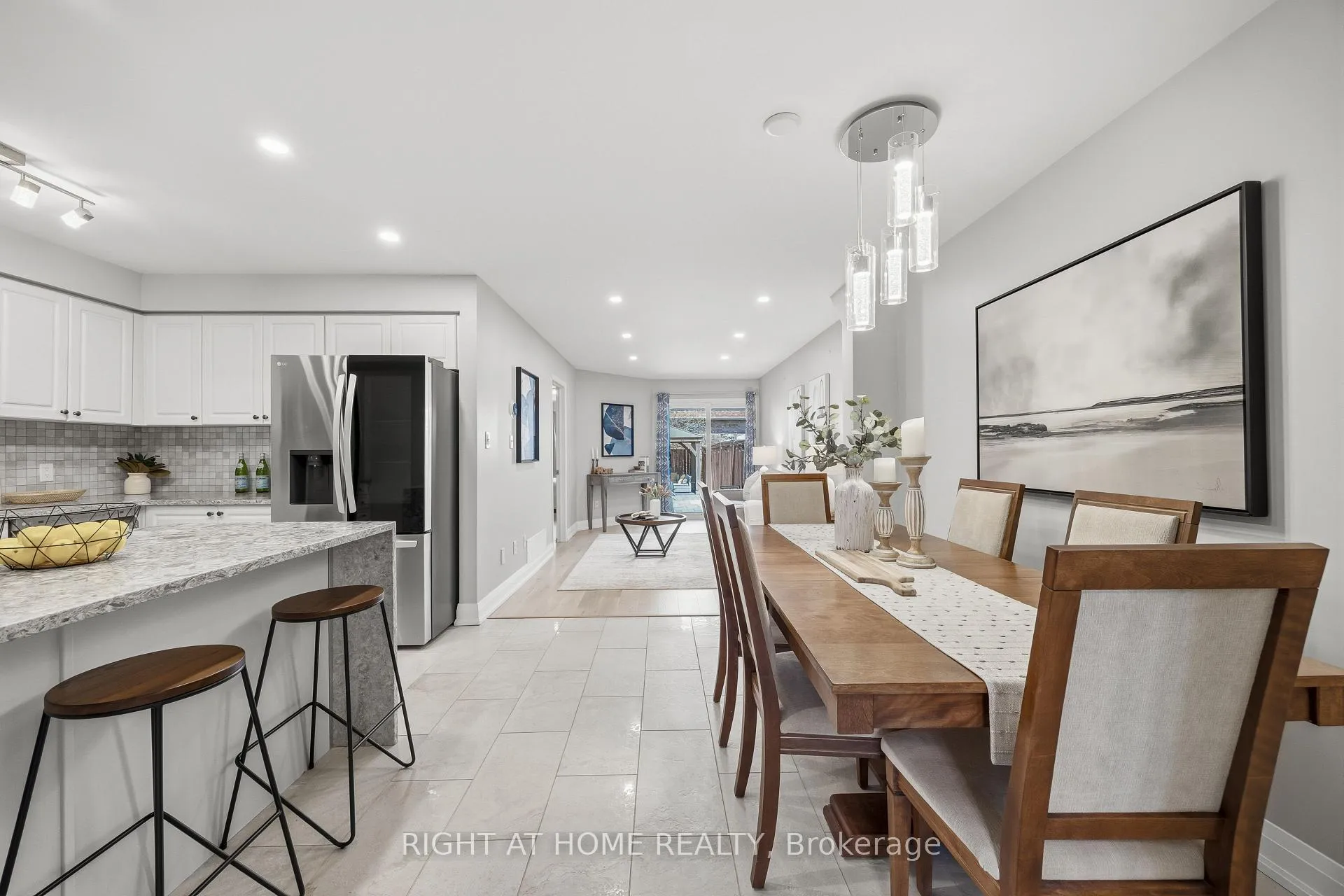 Photo 2 of 490 Flagstone Court, Oshawa, Samac — HOMEH