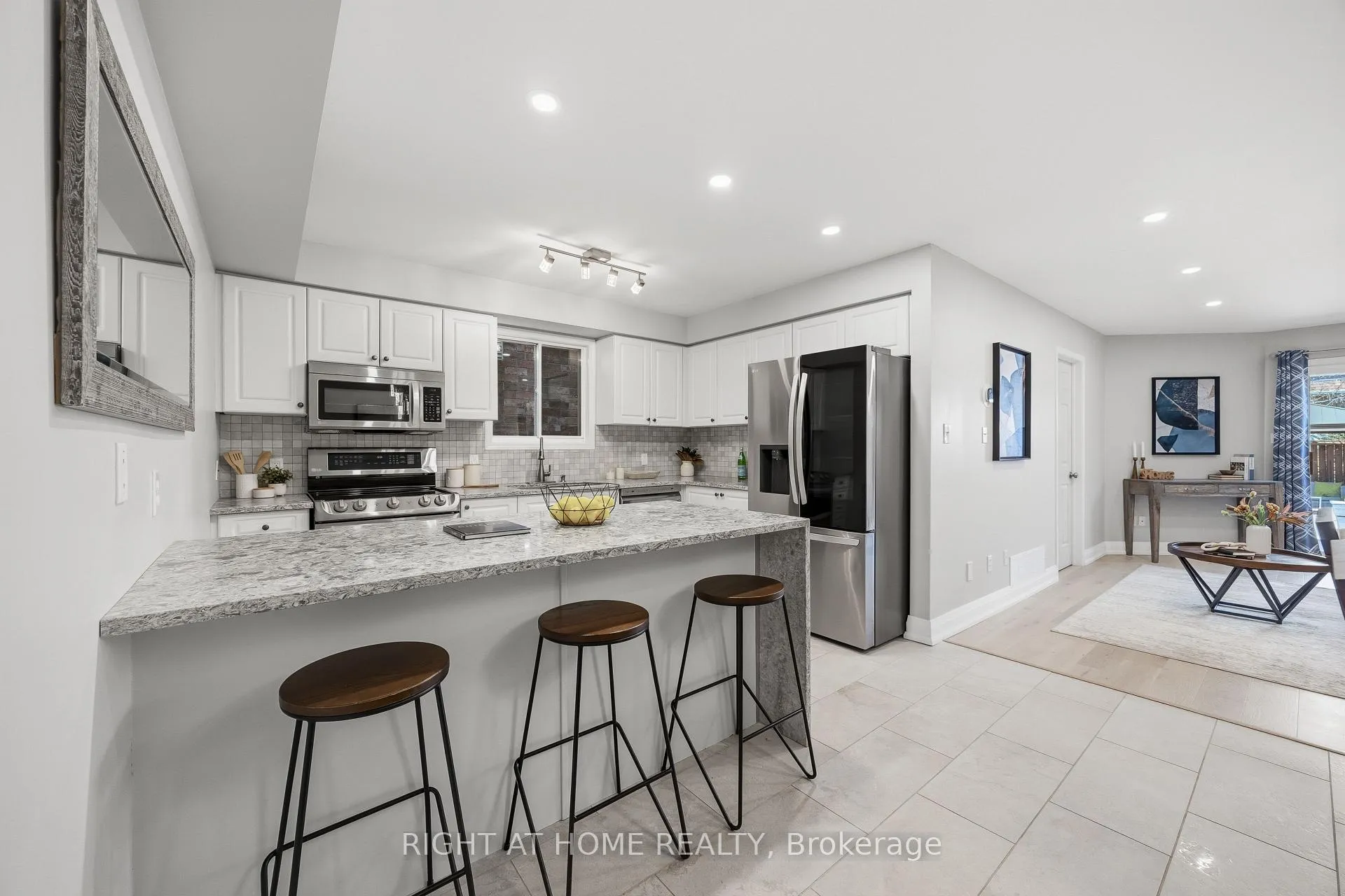 Photo 3 of 490 Flagstone Court, Oshawa, Samac — HOMEH