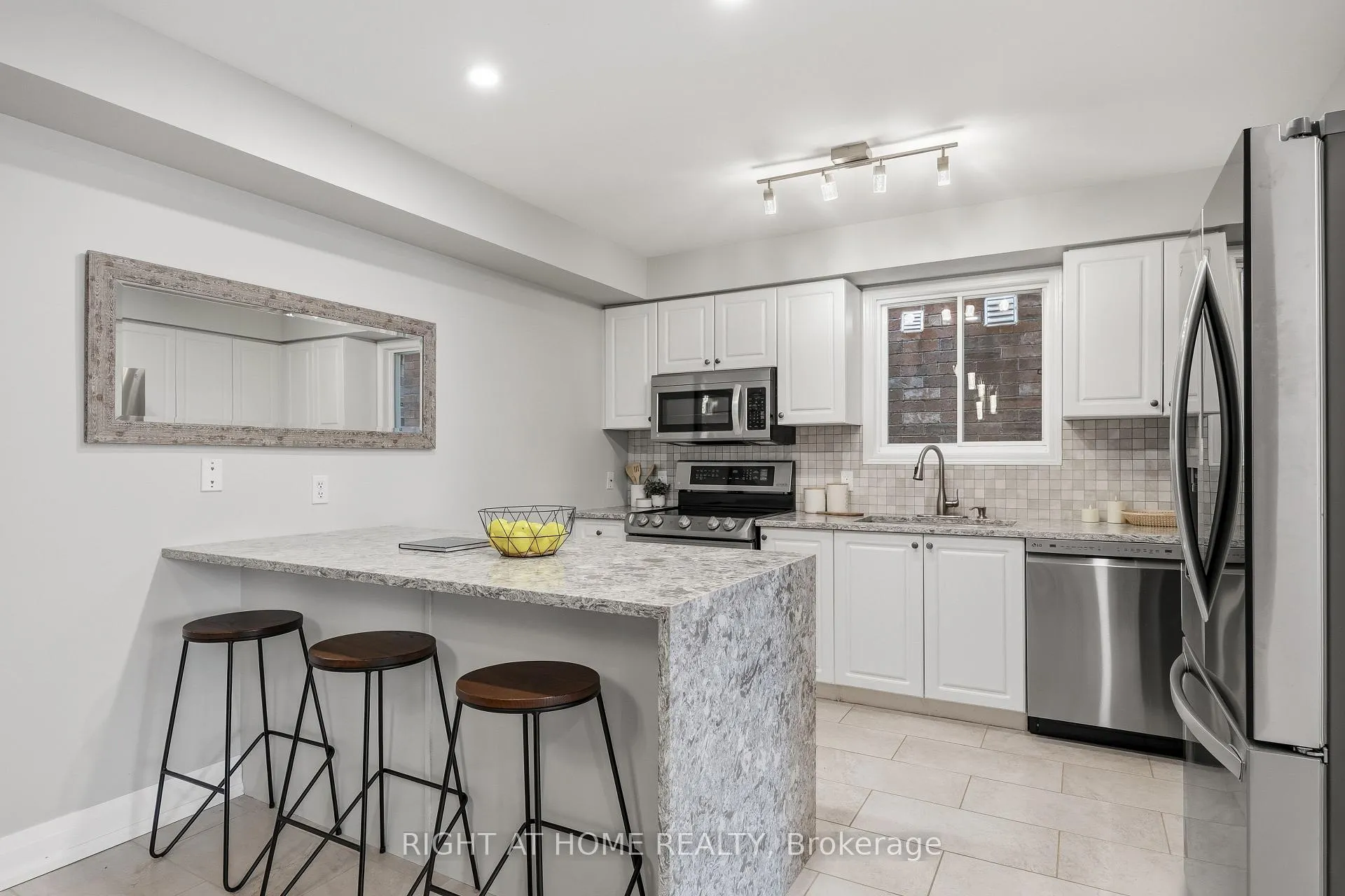 Photo 4 of 490 Flagstone Court, Oshawa, Samac — HOMEH