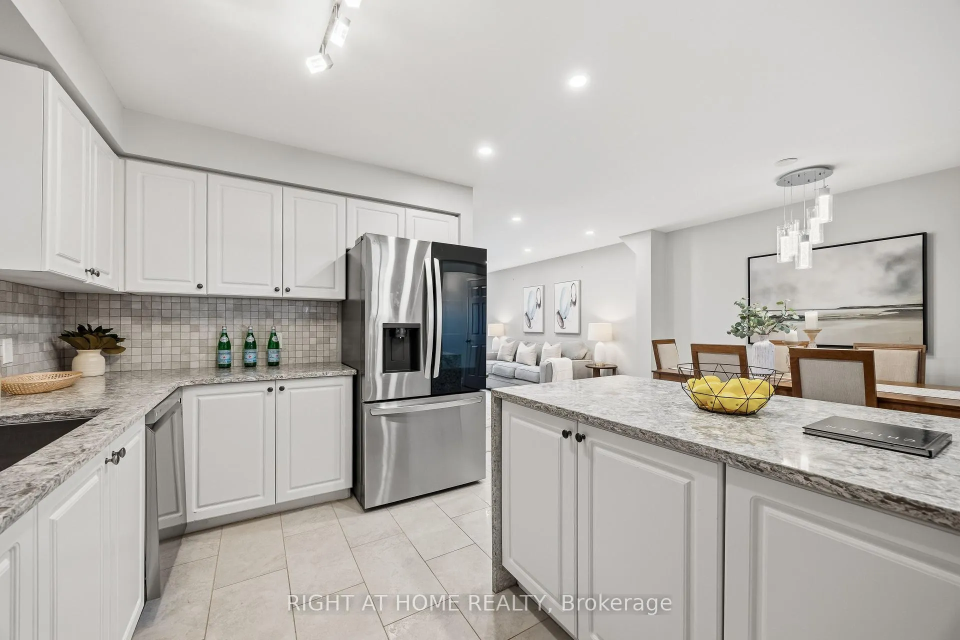 Photo 5 of 490 Flagstone Court, Oshawa, Samac — HOMEH