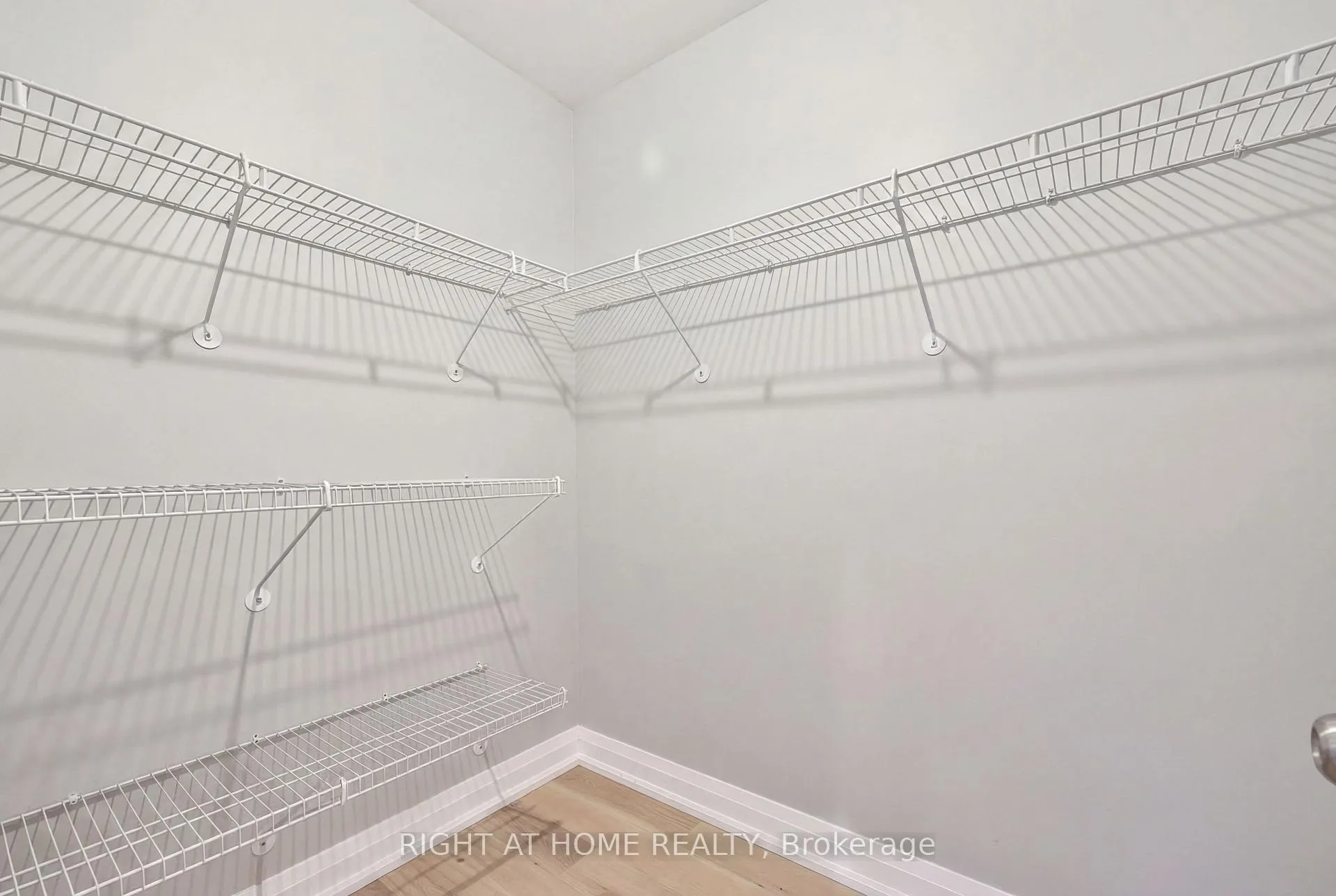 Photo 14 of 490 Flagstone Court, Oshawa, Samac — HOMEH