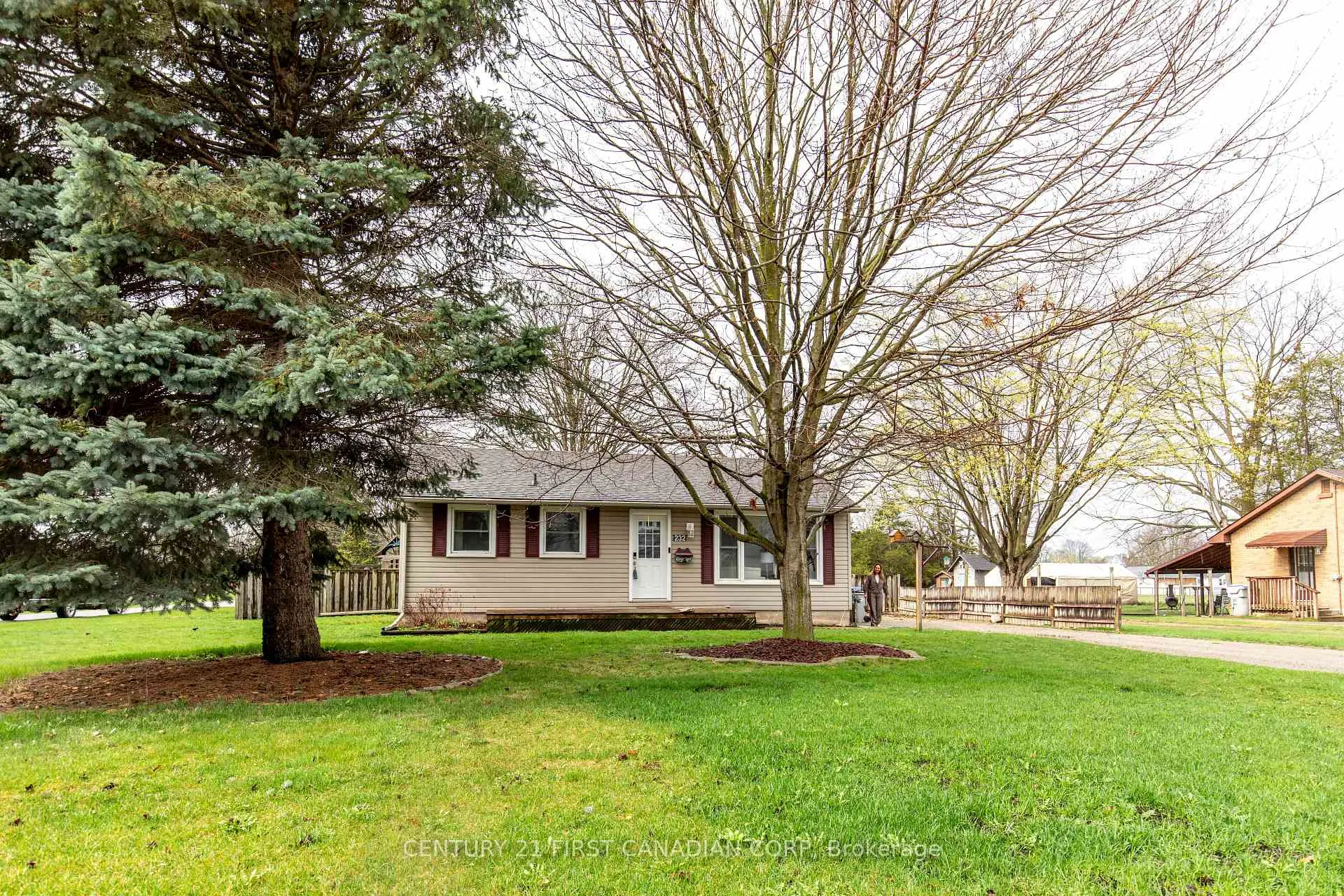 Photo 2 of 232 Queen Street, Strathroy-Caradoc, SE — HOMEH