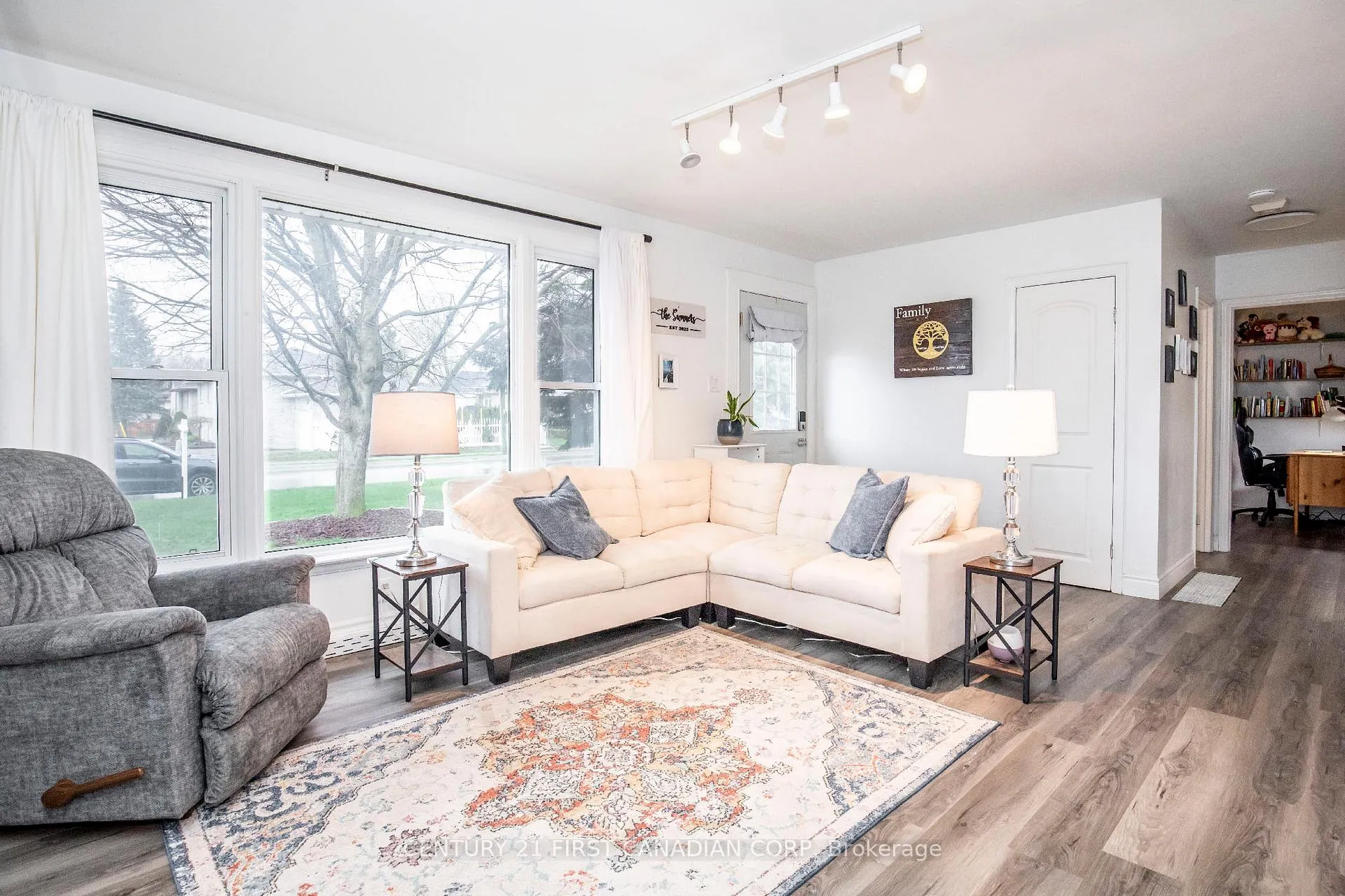 Photo 6 of 232 Queen Street, Strathroy-Caradoc, SE — HOMEH