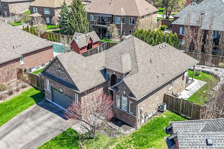 Photo 2 of 19 Lampman Drive, Pelham, Fenwick — HOMEH