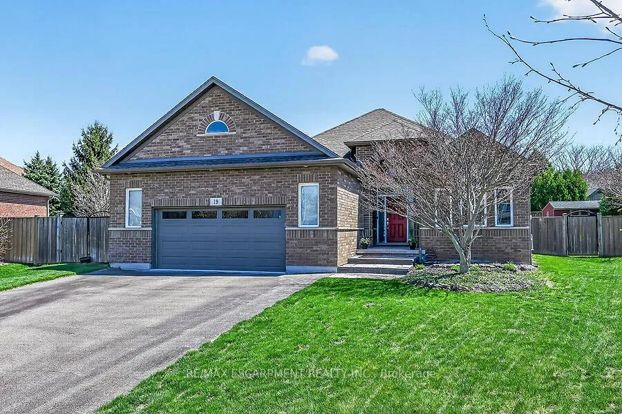 Photo 3 of 19 Lampman Drive, Pelham, Fenwick — HOMEH