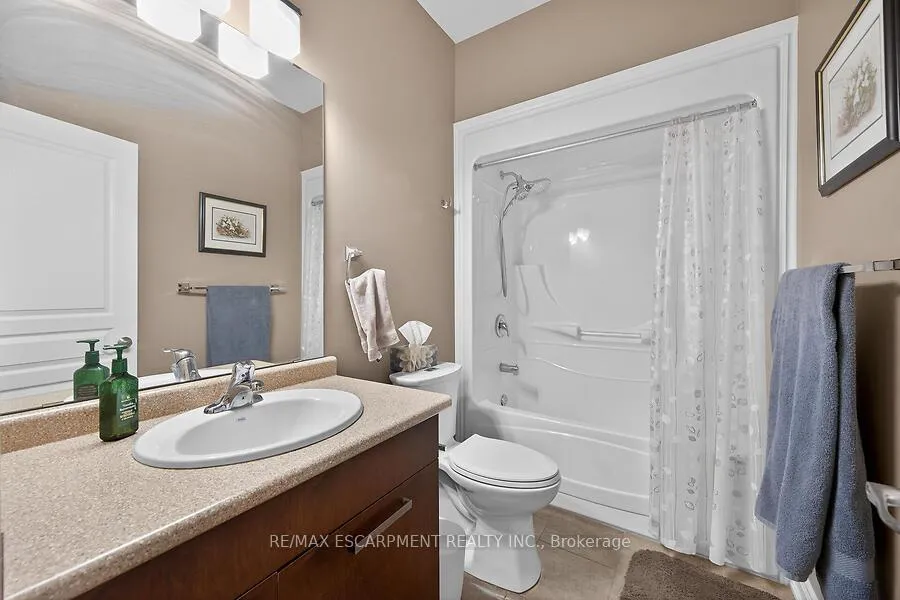 Photo 7 of 19 Lampman Drive, Pelham, Fenwick — HOMEH